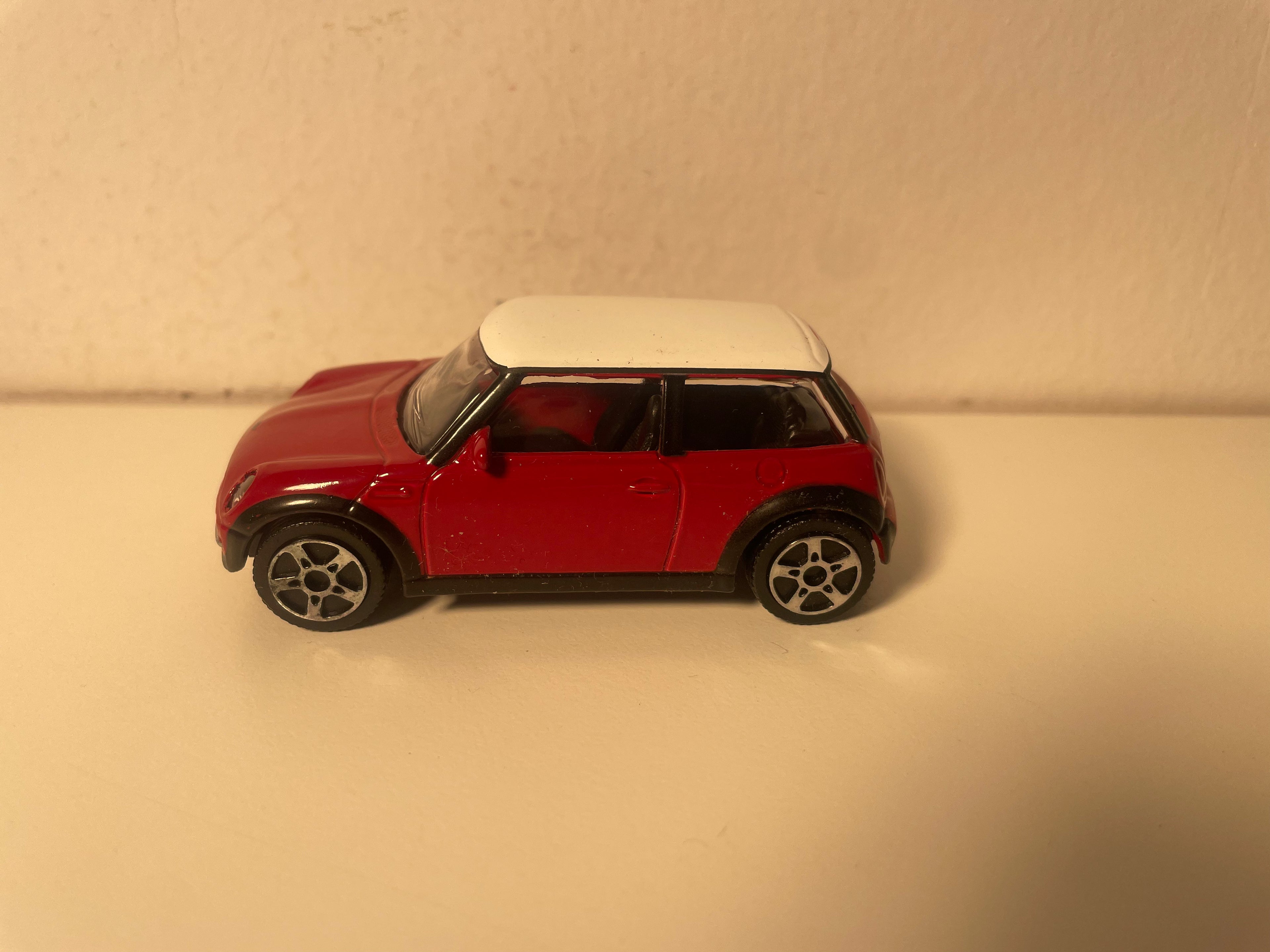 Mini Cooper rouge et toit blanc - Maisto