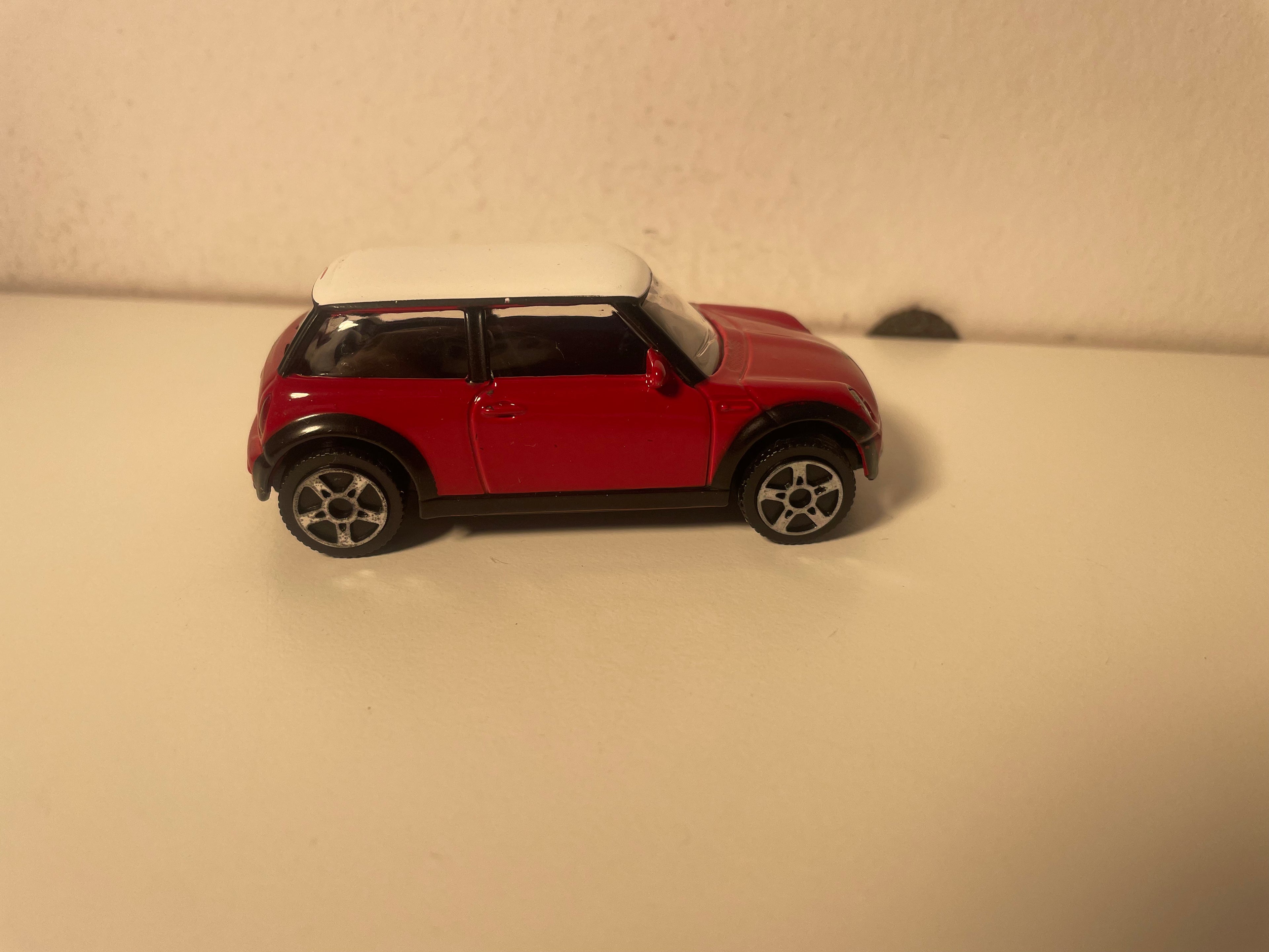 Mini Cooper rouge et toit blanc - Maisto
