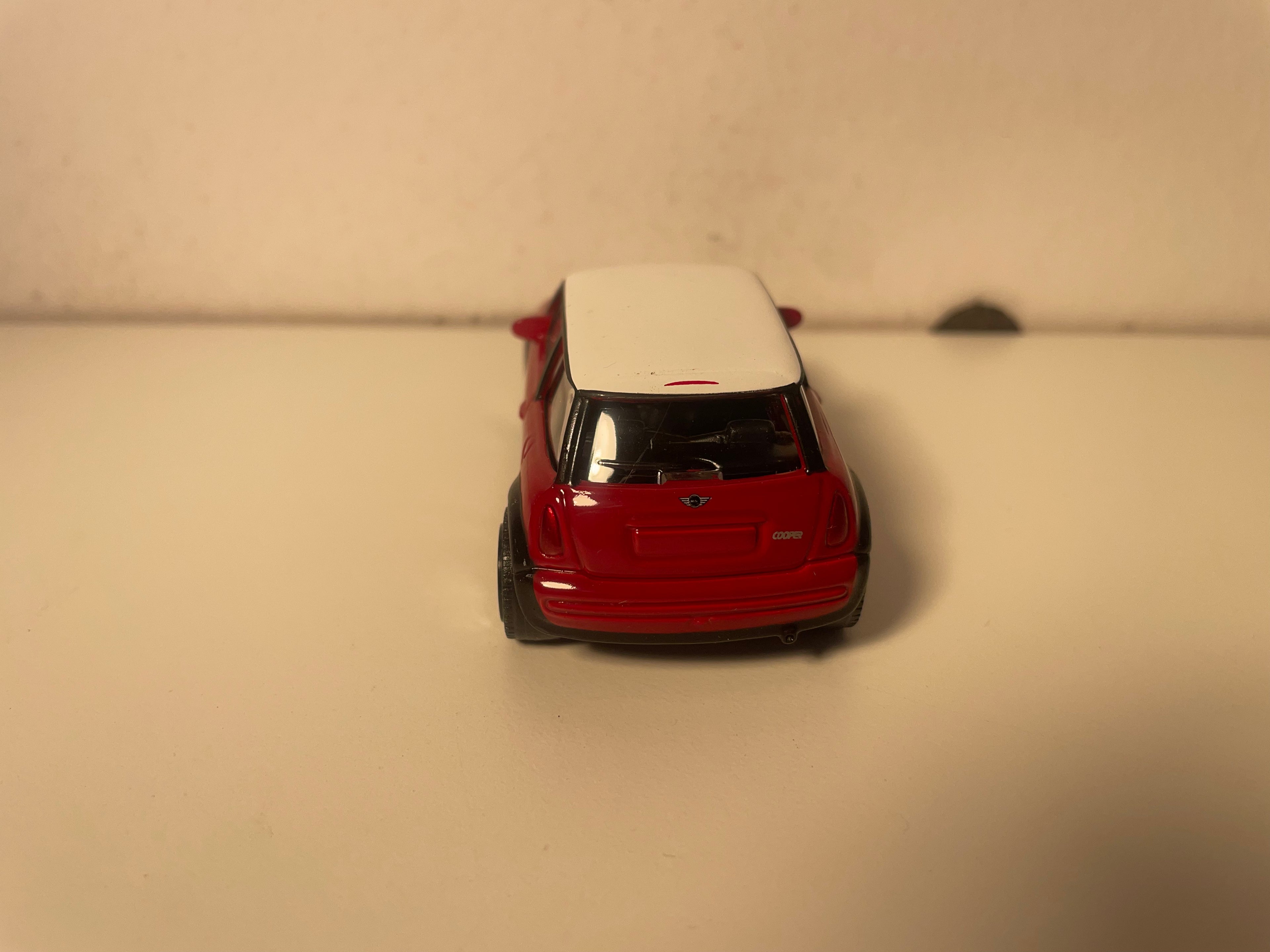 Mini Cooper rouge et toit blanc - Maisto