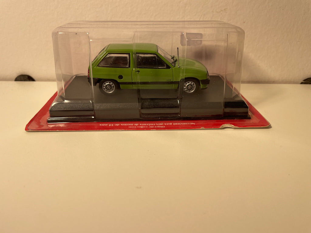 Gréngen Opel Corsa vun 1982 (Auto PLus)