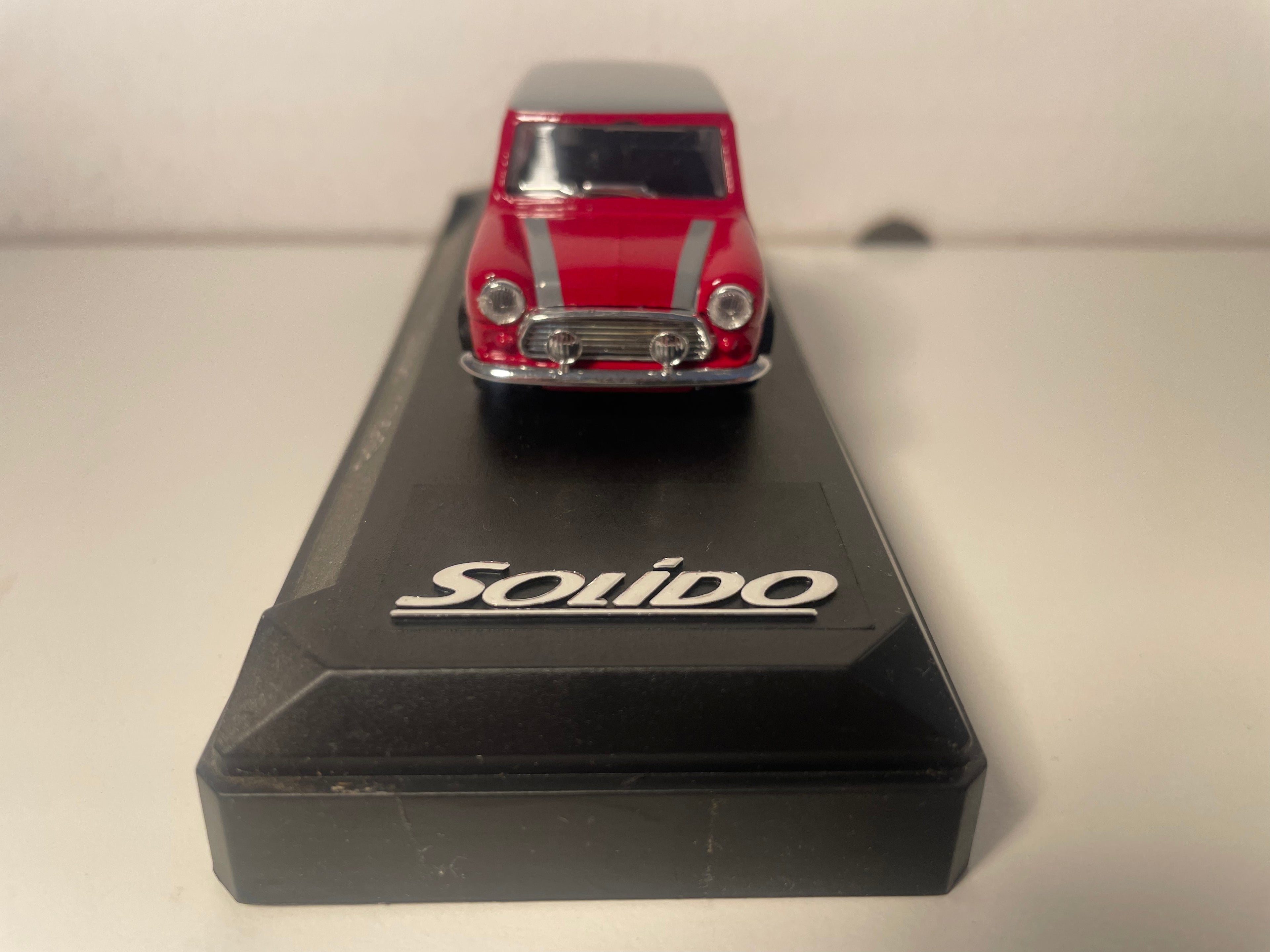 Mini Cooper rouge et toit gris de 1969 - Solido référence 1822