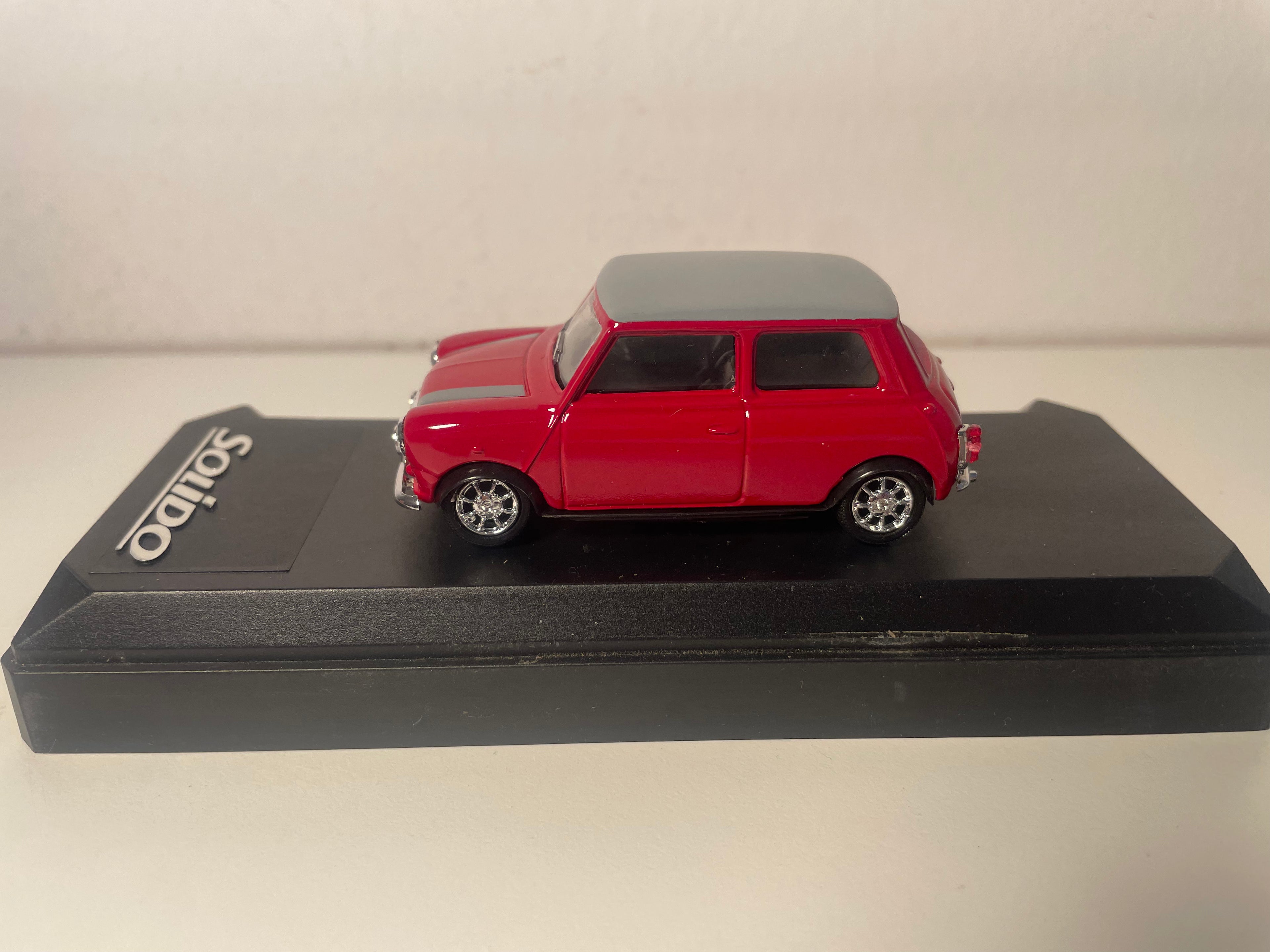 Mini Cooper rouge et toit gris de 1969 - Solido référence 1822