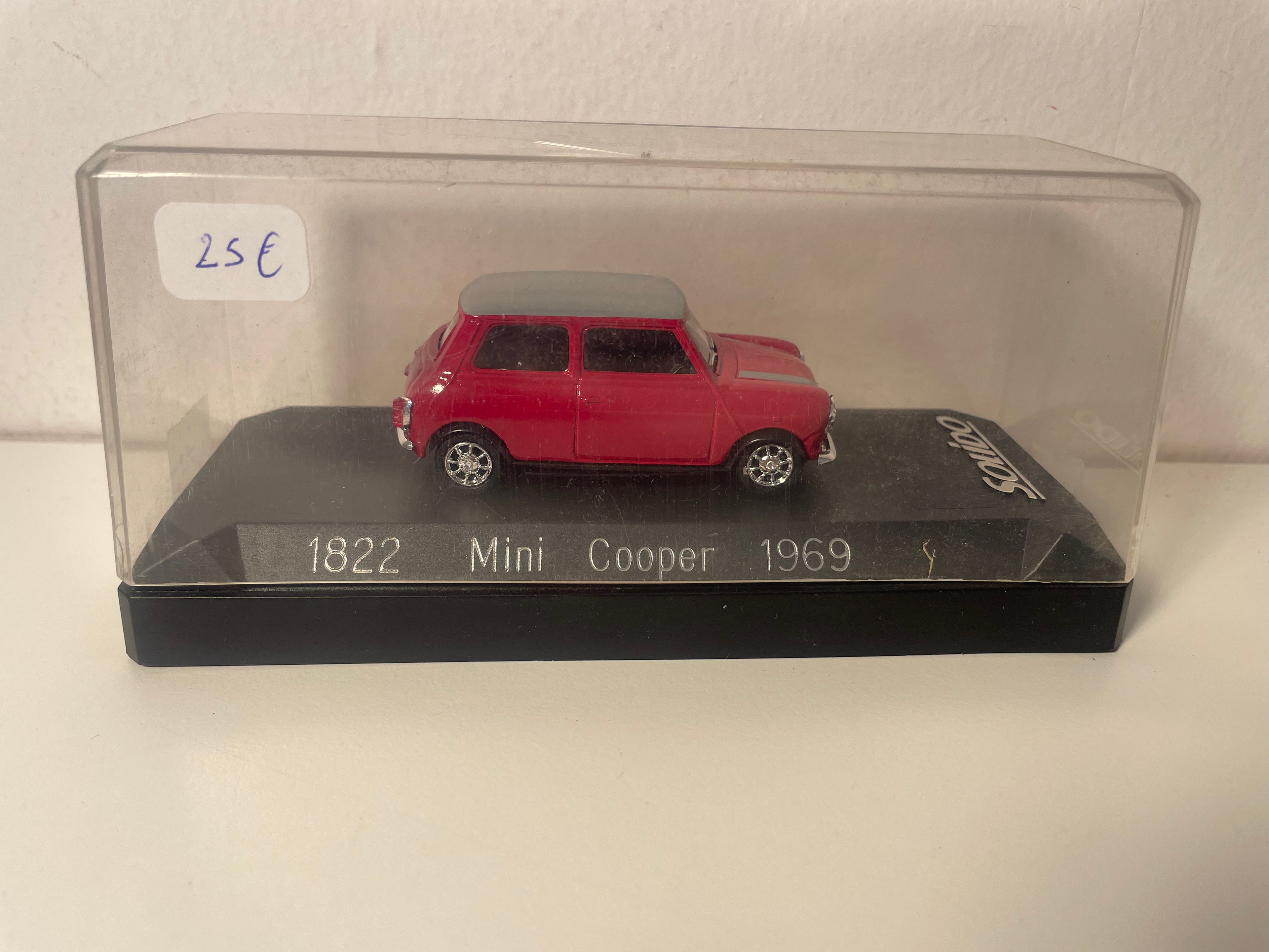 Mini Cooper rouge et toit gris de 1969 - Solido référence 1822