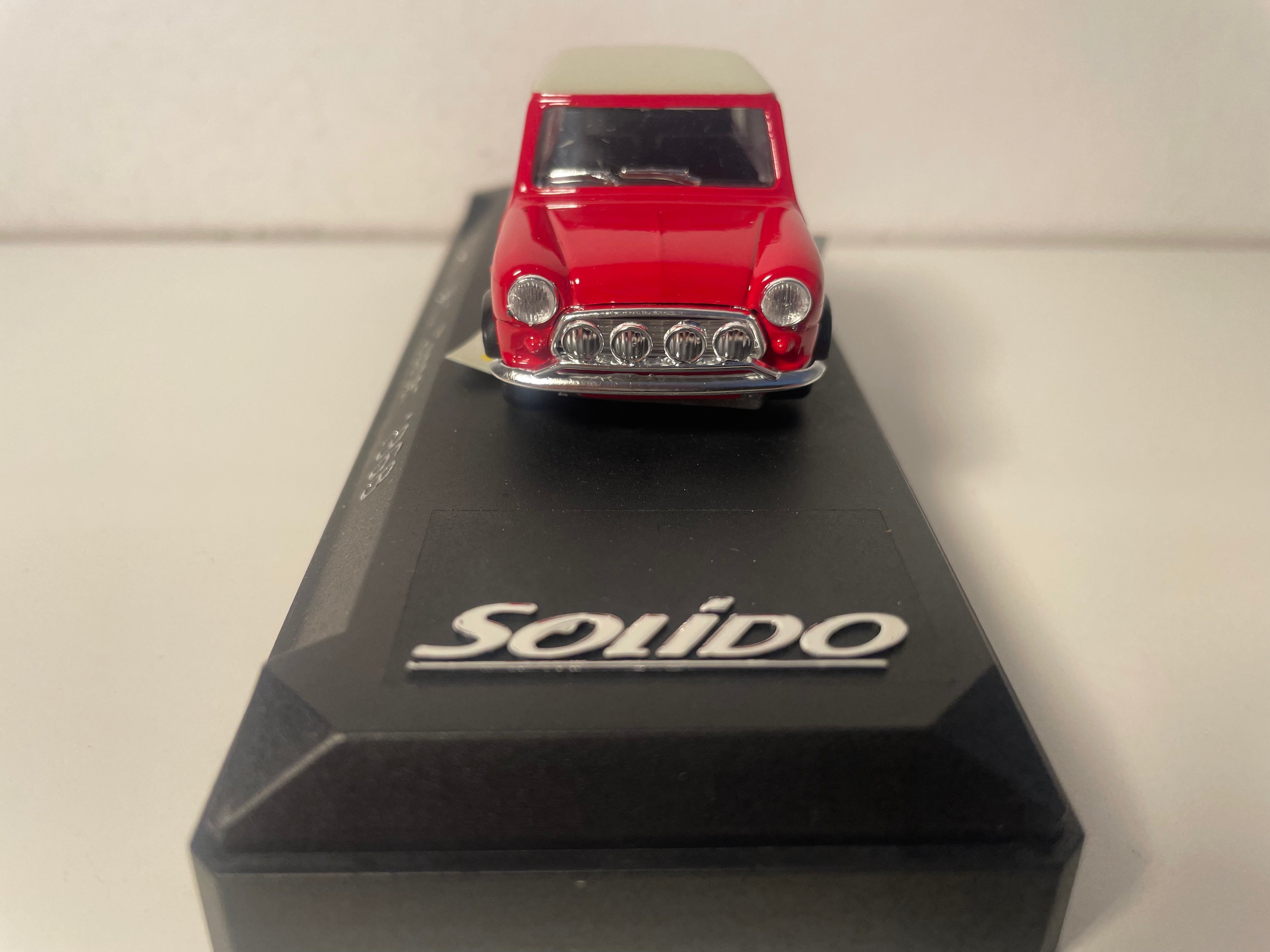 Mini Cooper Rood met Crème Wit Dak Nummer 18 van 1968 - Solido Referentie 1930