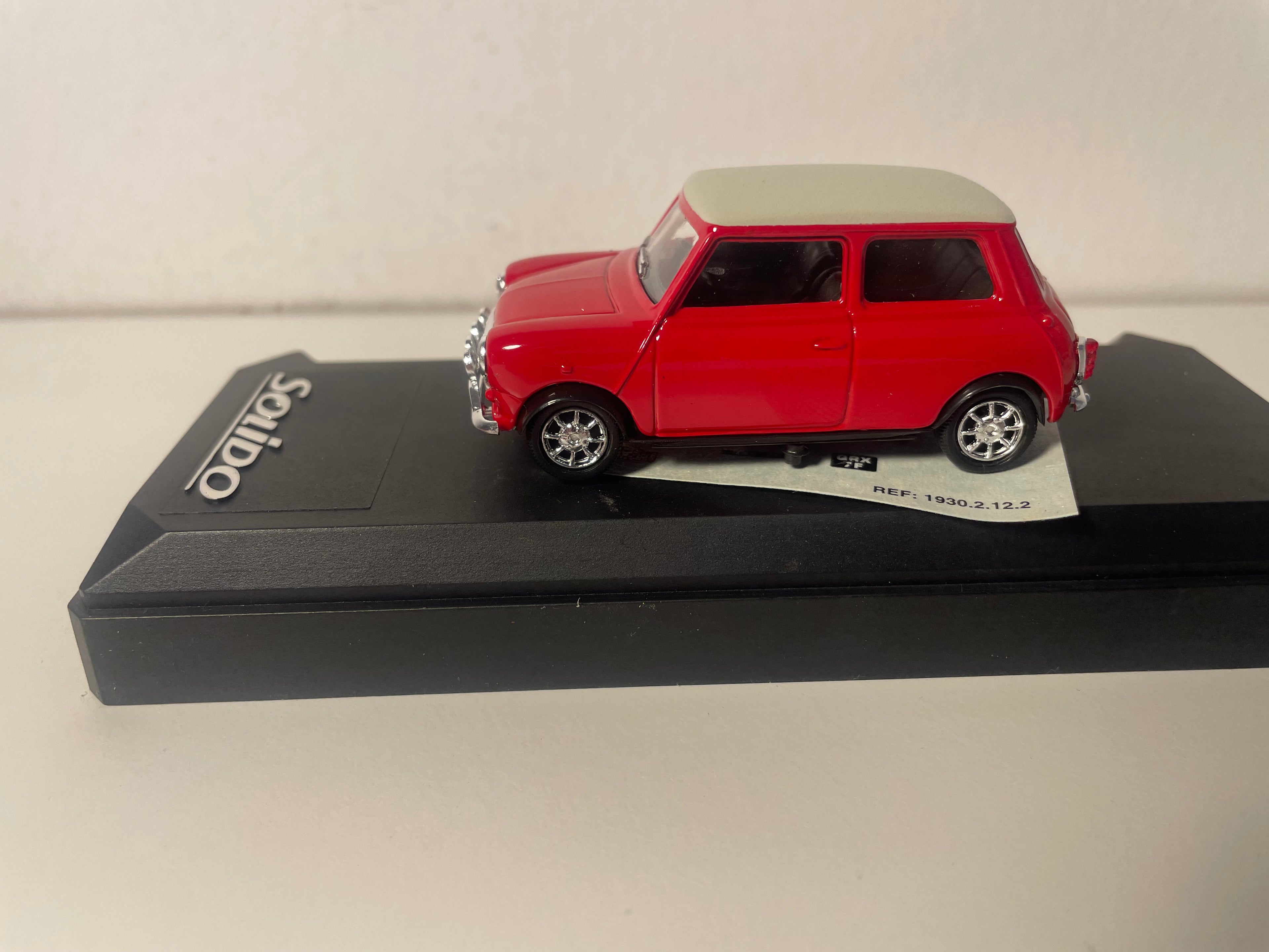 Mini Cooper Rood met Crème Wit Dak Nummer 18 van 1968 - Solido Referentie 1930