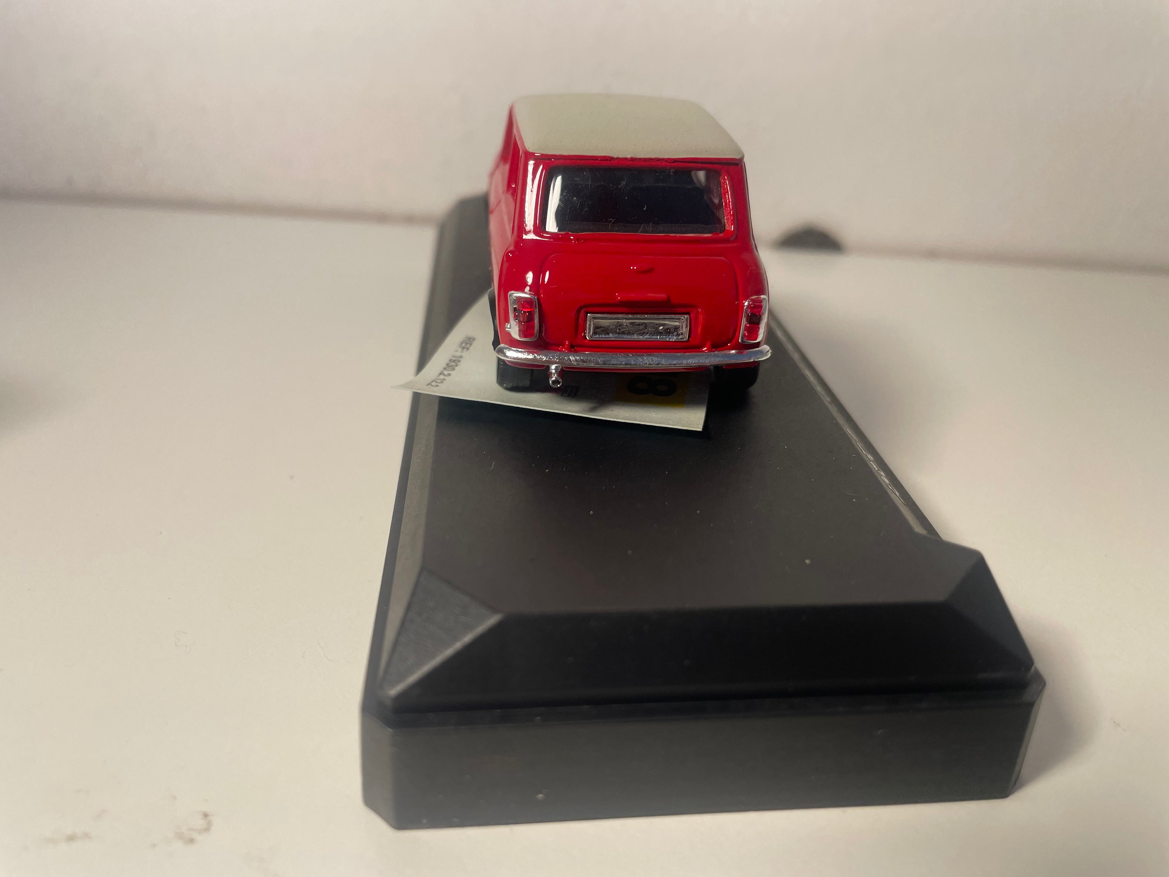 Mini Cooper Rood met Crème Wit Dak Nummer 18 van 1968 - Solido Referentie 1930