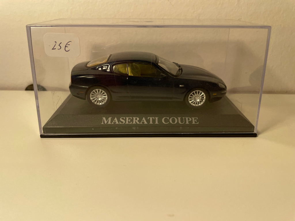 Donkelbloe Maserati Coupé