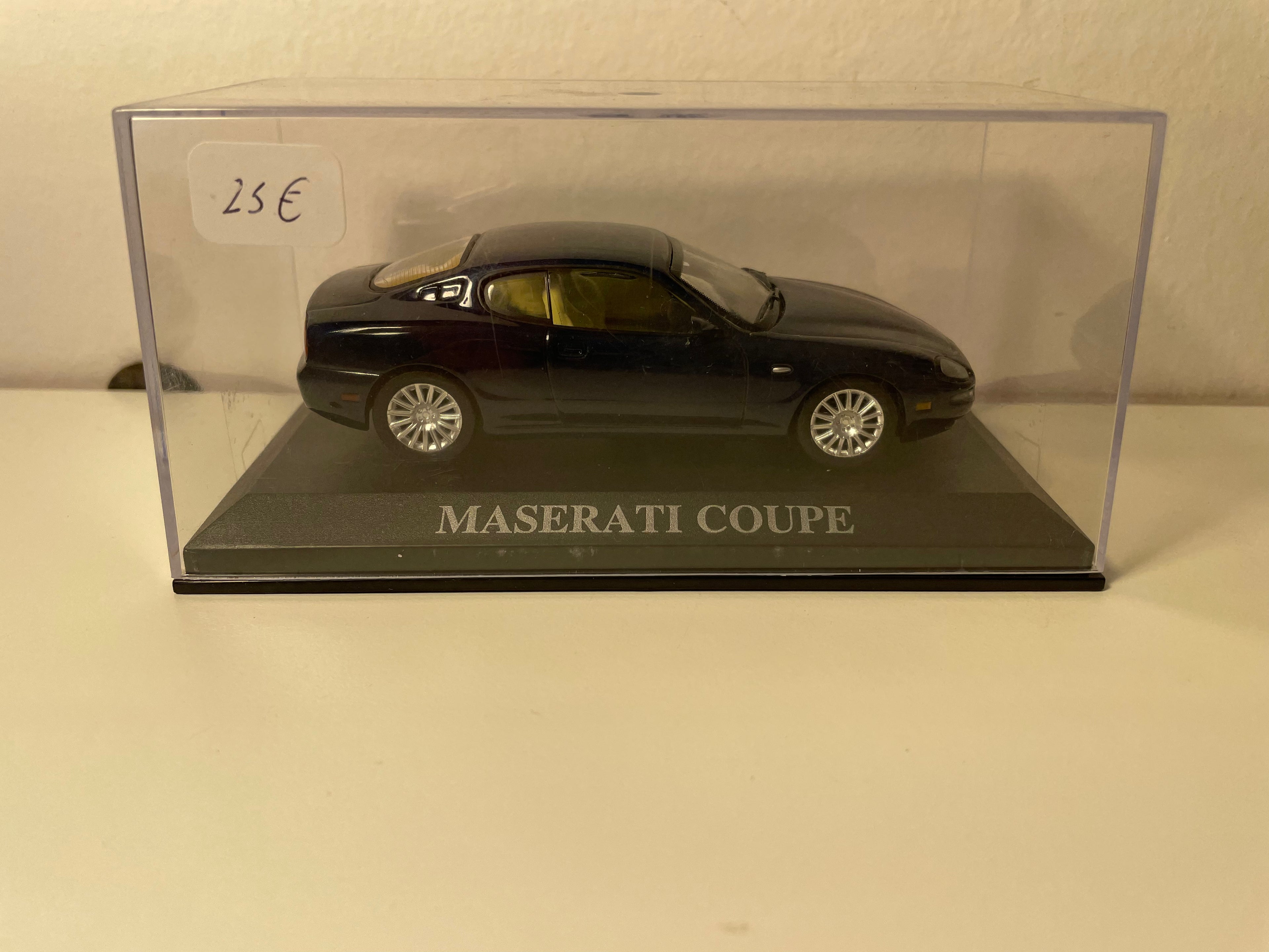 Donkelbloe Maserati Coupé