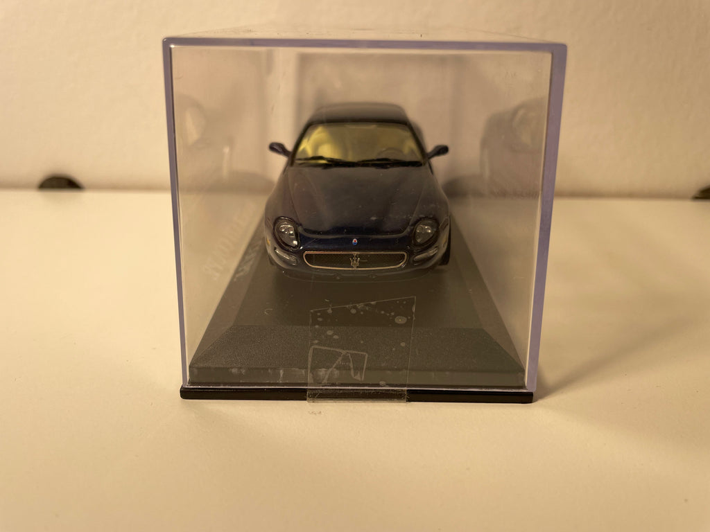 Donkelbloe Maserati Coupé