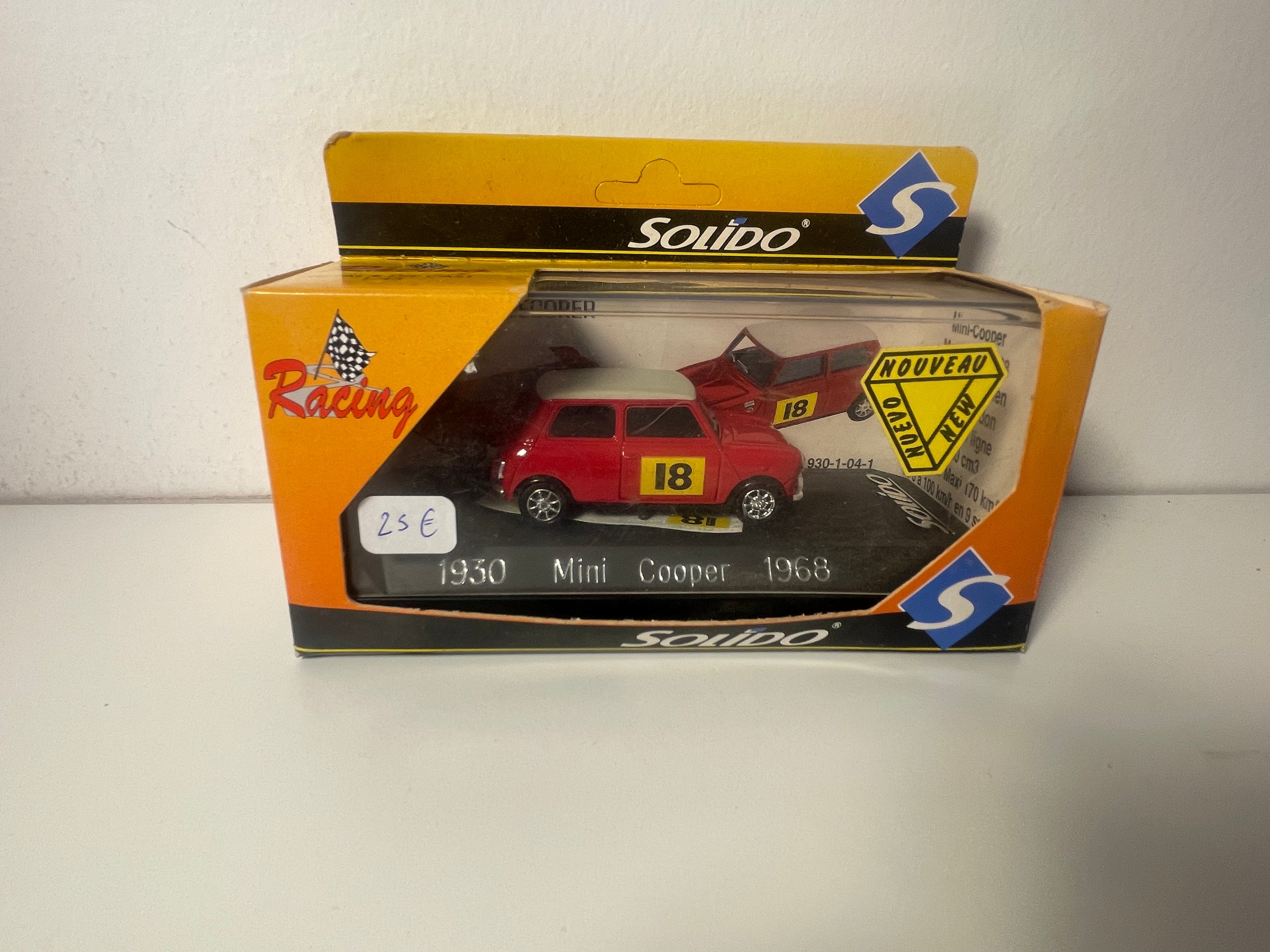 Mini Cooper Rood met Crème Wit Dak Nummer 18 van 1968 - Solido Referentie 1930