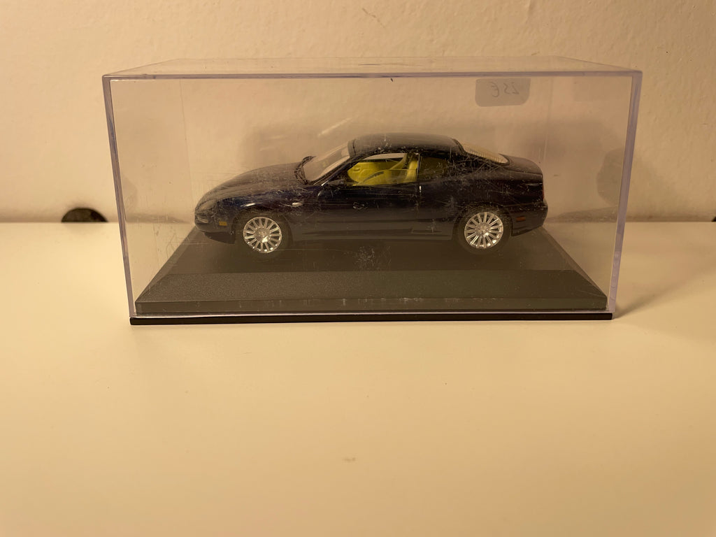 Donkelbloe Maserati Coupé