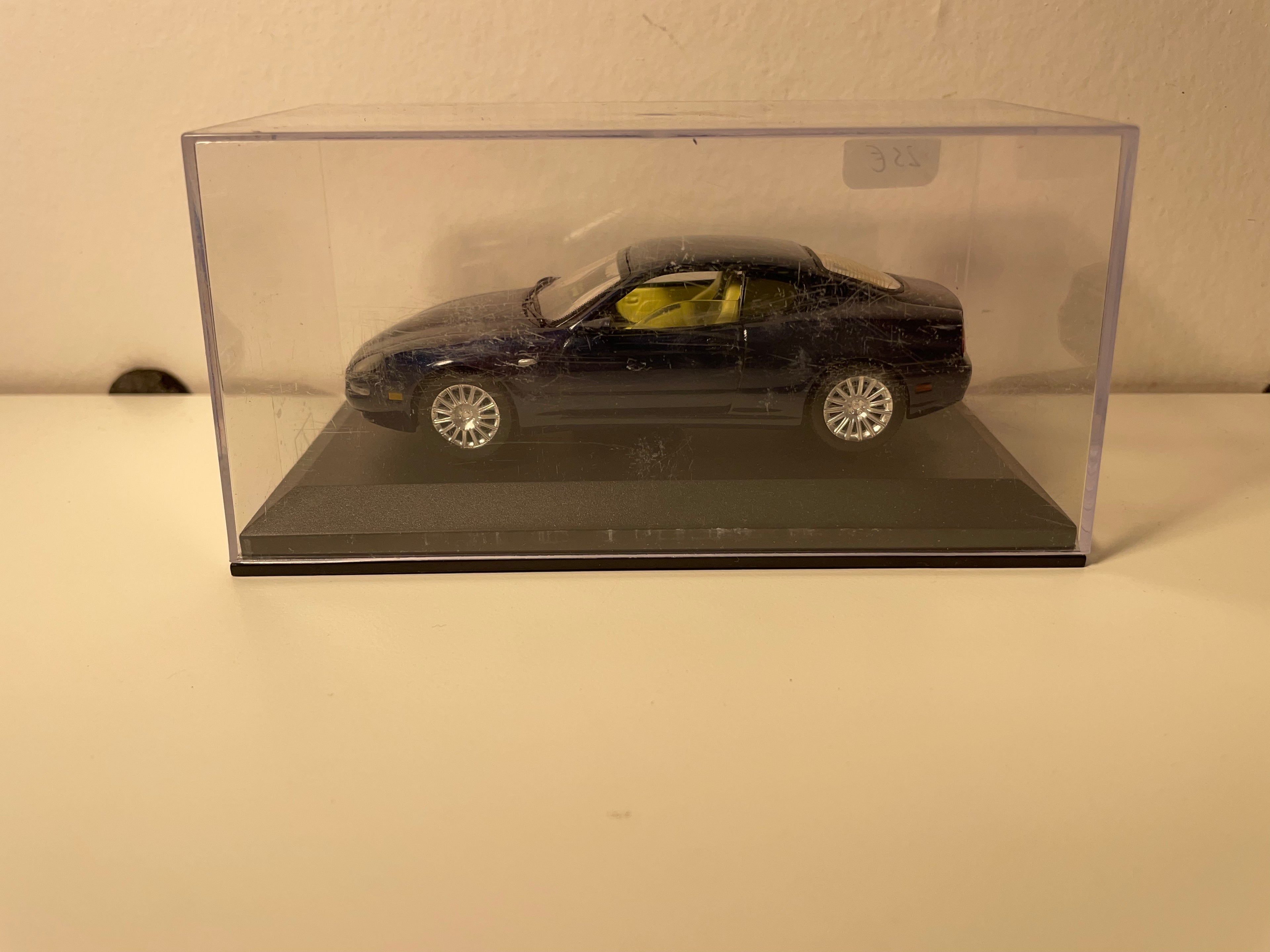 Donkelbloe Maserati Coupé