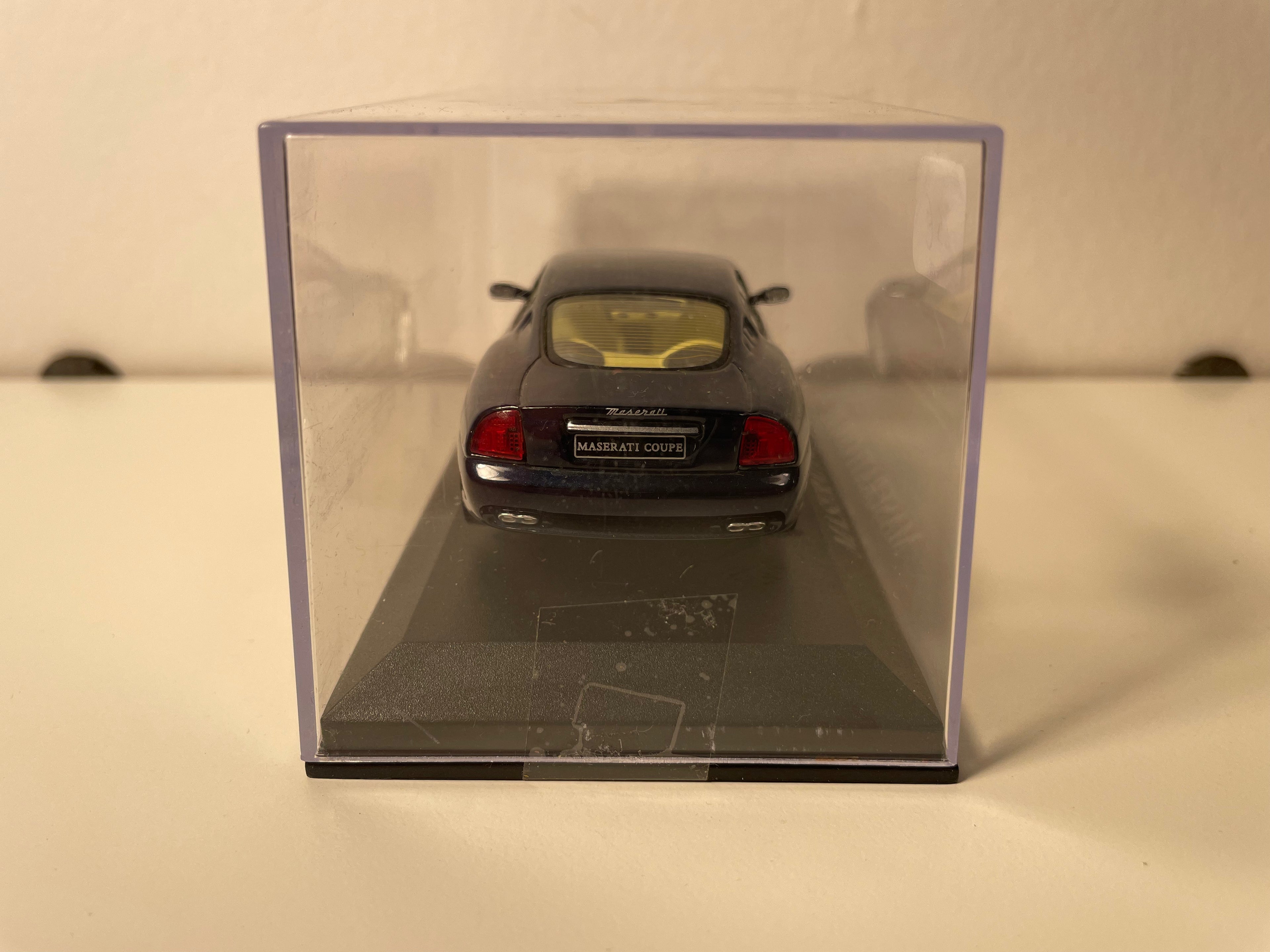 Donkelbloe Maserati Coupé