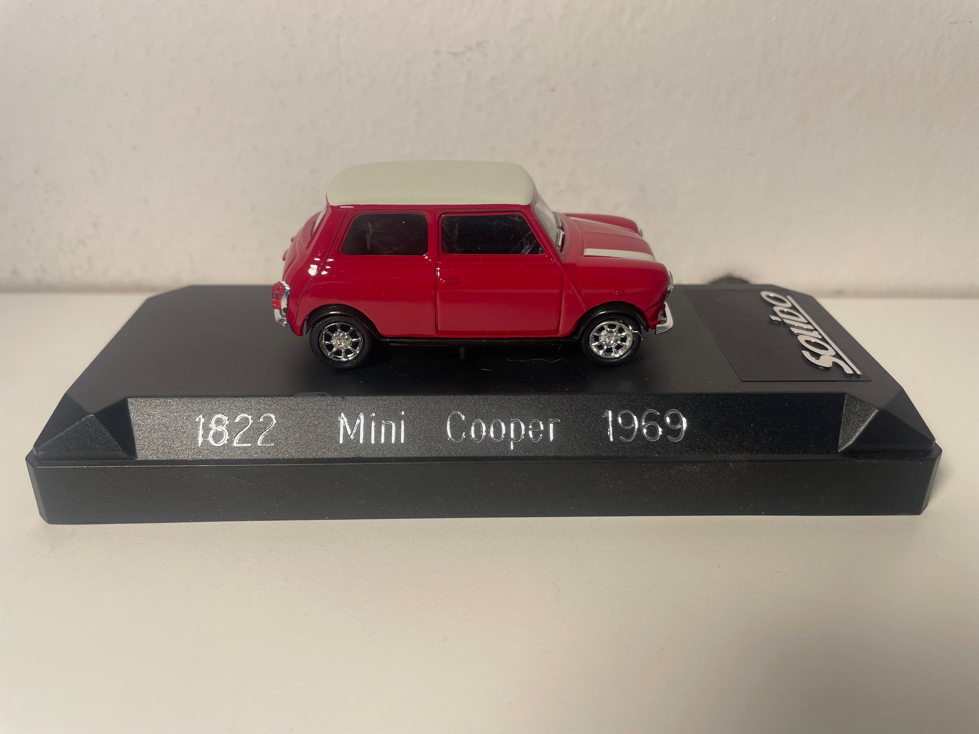 Mini Cooper czerwona i dach w białym kolorze z 1969 roku - Solido numer 1822