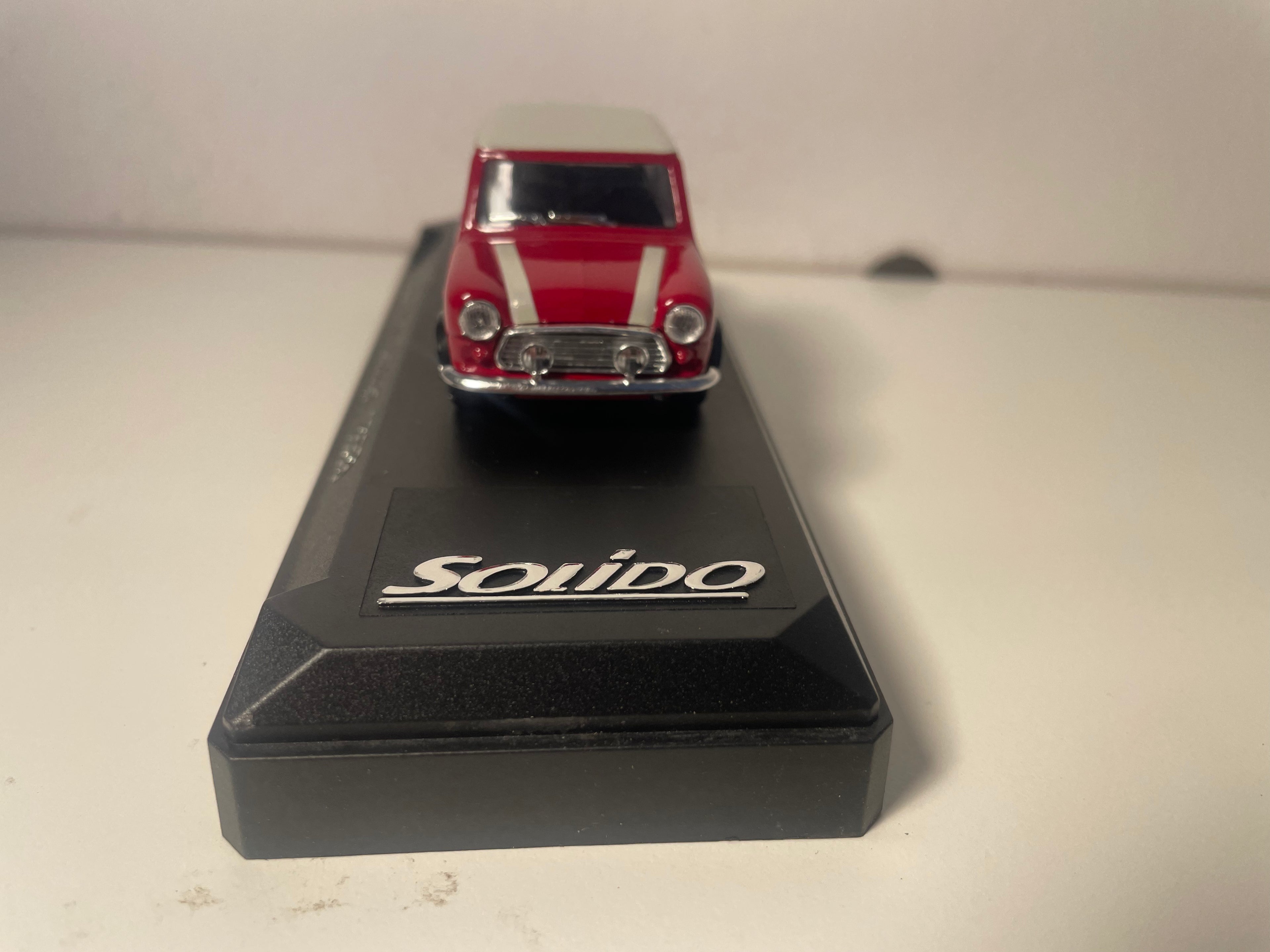 Mini Cooper czerwona i dach w białym kolorze z 1969 roku - Solido numer 1822