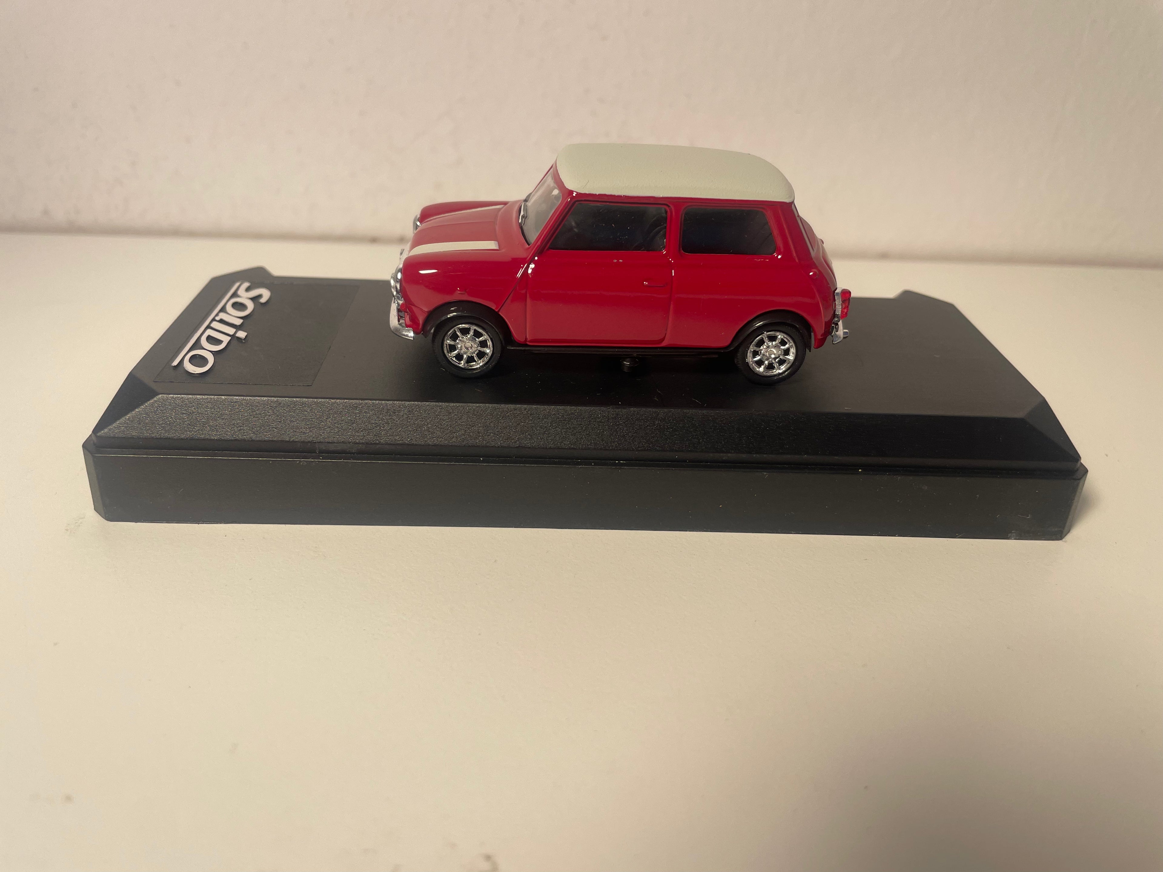 Mini Cooper czerwona i dach w białym kolorze z 1969 roku - Solido numer 1822