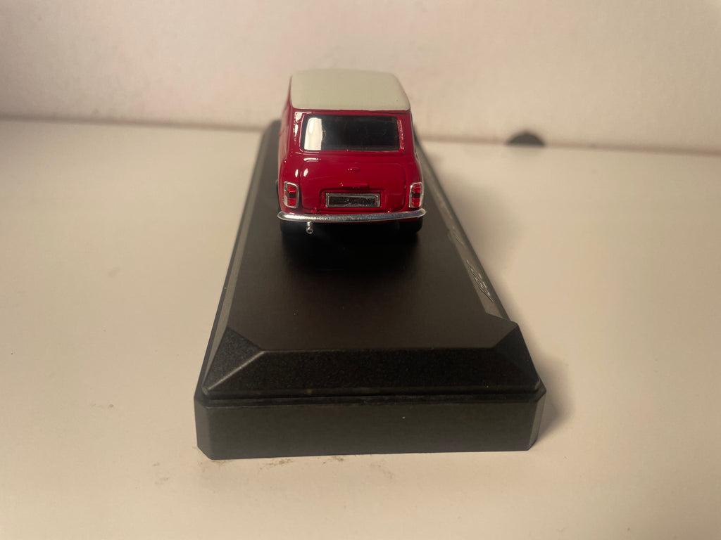 Mini Cooper czerwona i dach w białym kolorze z 1969 roku - Solido numer 1822