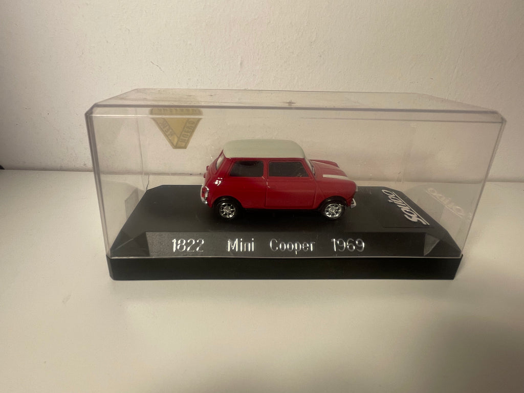 Mini Cooper czerwona i dach w białym kolorze z 1969 roku - Solido numer 1822