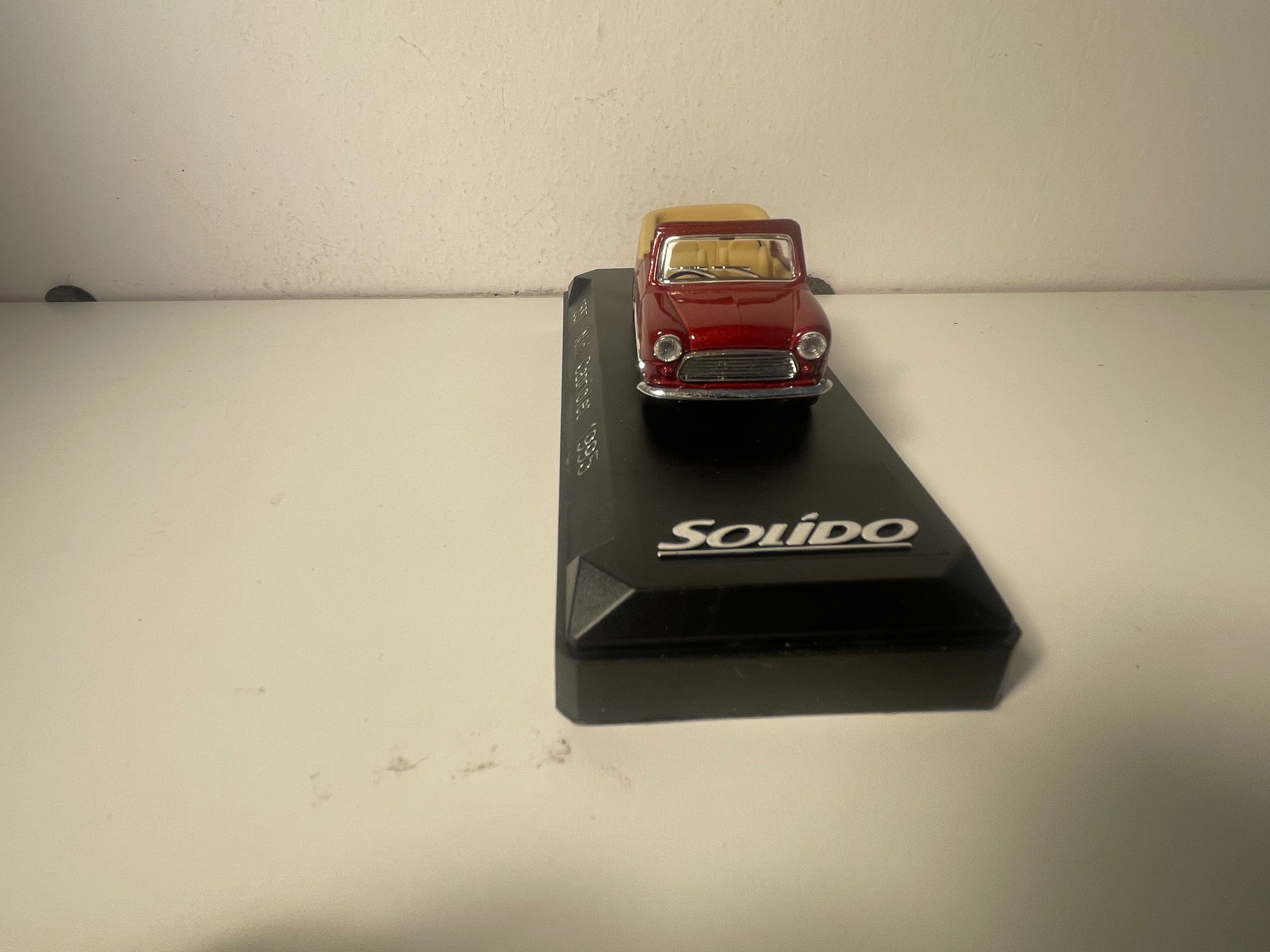 Mini cabriolet bordeaux z 1995 roku - Solido numer 1537