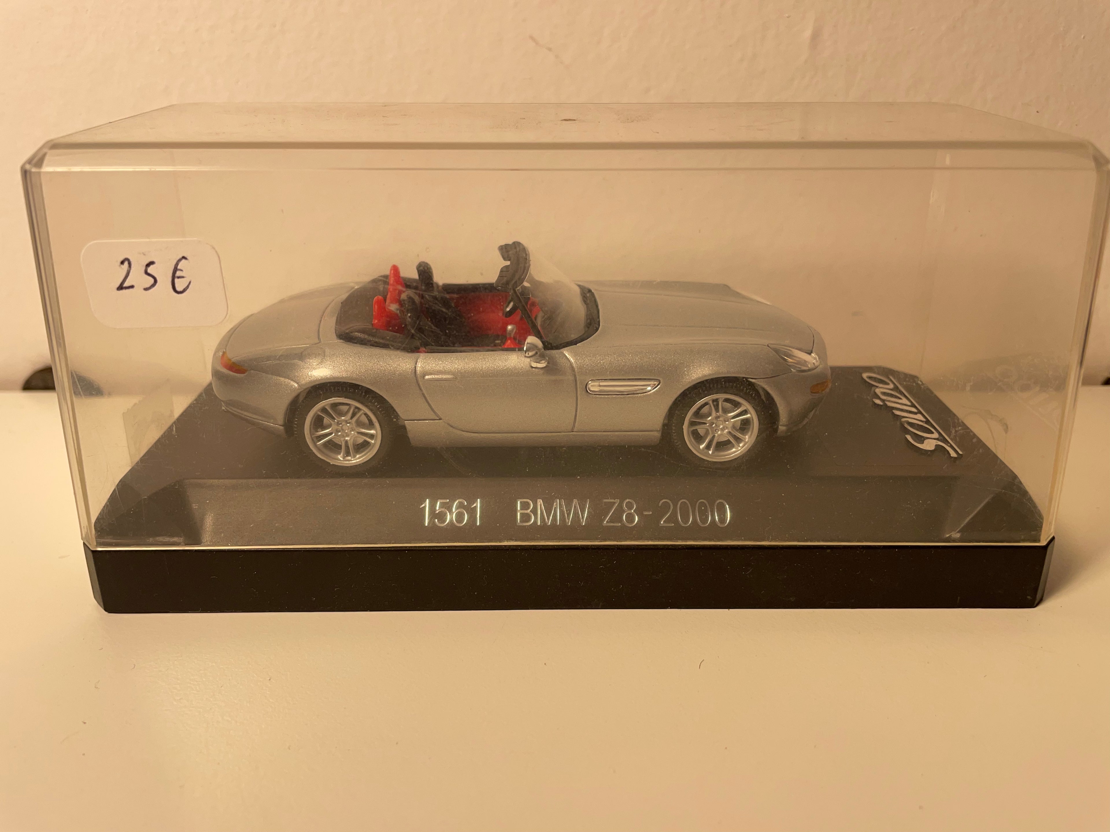 Grey BMW Z8 aus 2000 (Solido Referenz 1561)