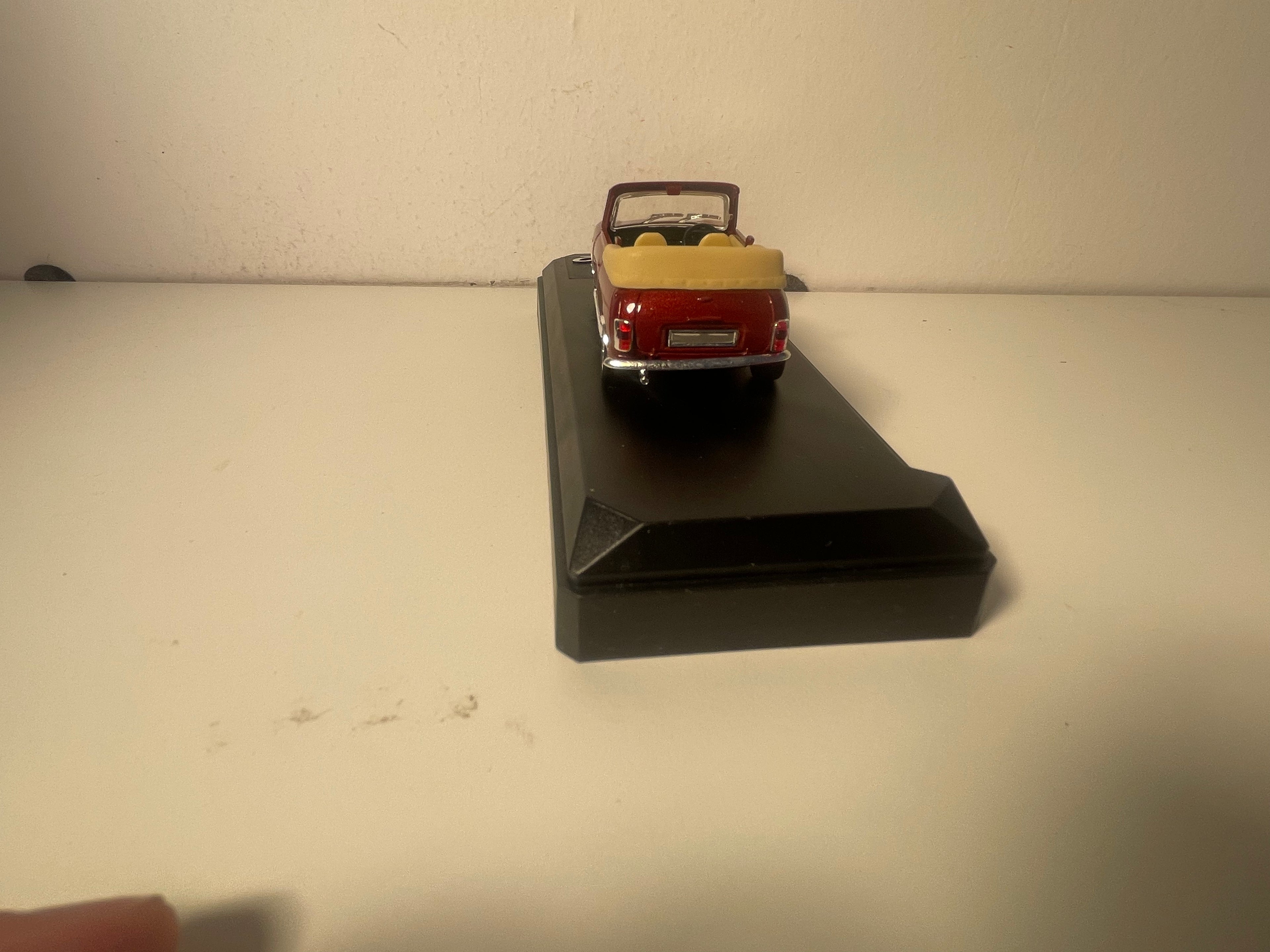 Mini cabriolet bordeaux z 1995 roku - Solido numer 1537