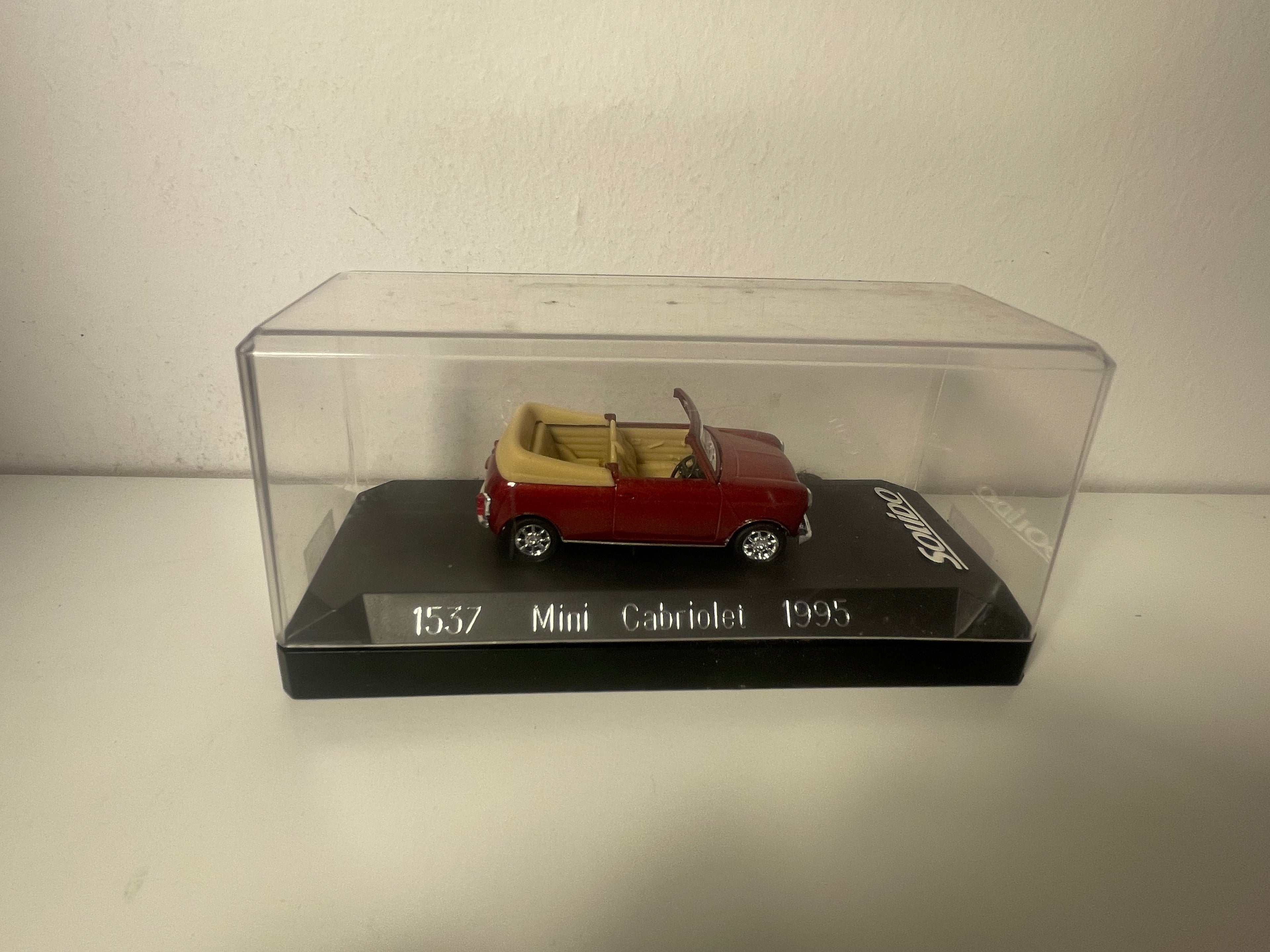 Mini cabriolet bordeaux z 1995 roku - Solido numer 1537