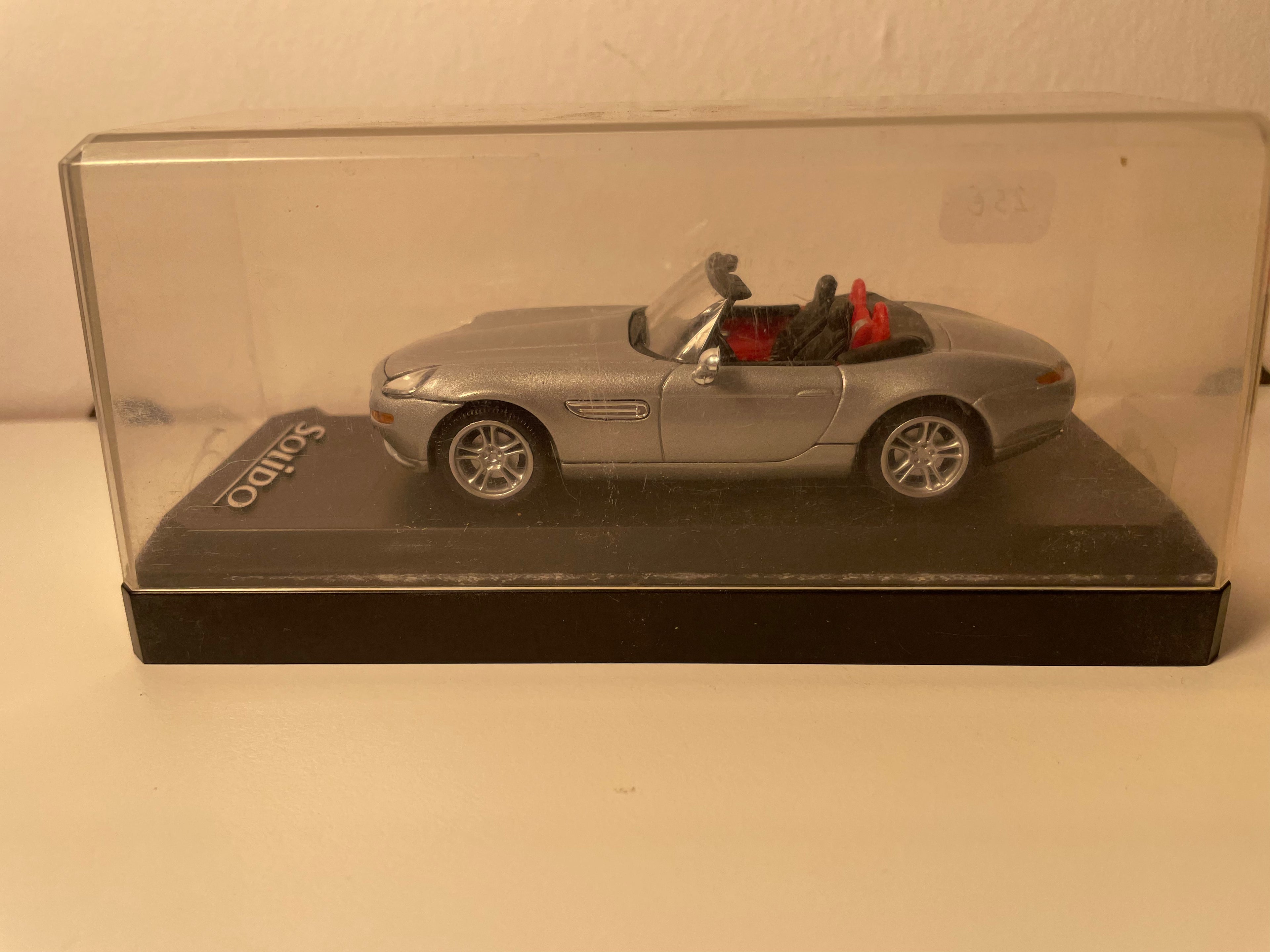 Grey BMW Z8 aus 2000 (Solido Referenz 1561)