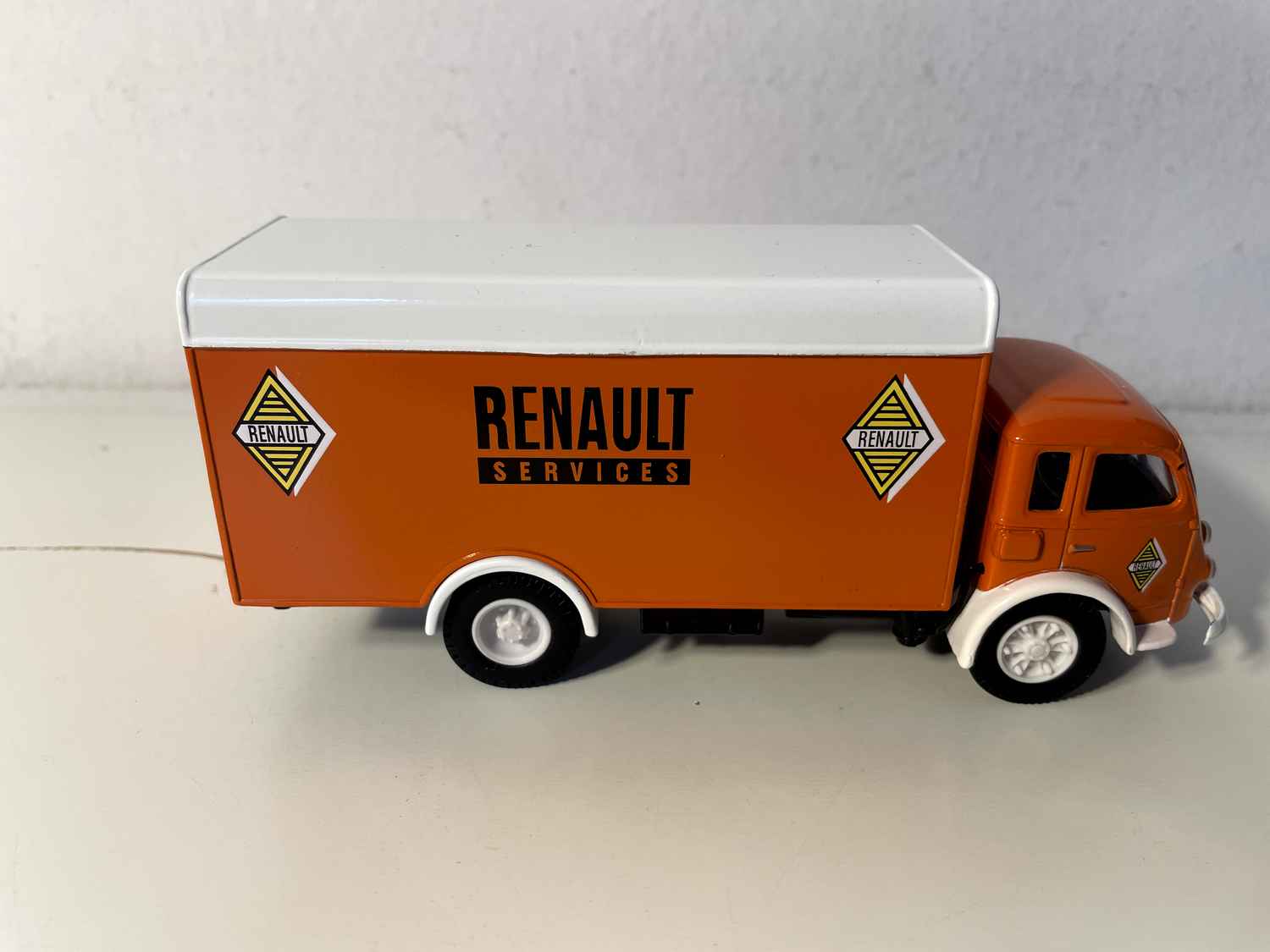 Ciężarówka Renault Fainéant pomarańczowa i biała z 1957 roku Renault Services - CORGI Classics numer 71002