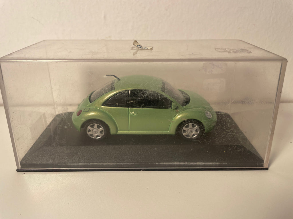 Volkswagen New Beetle verde (FALTA EL ESPEJO LATERAL DEL CONDUCTOR)
