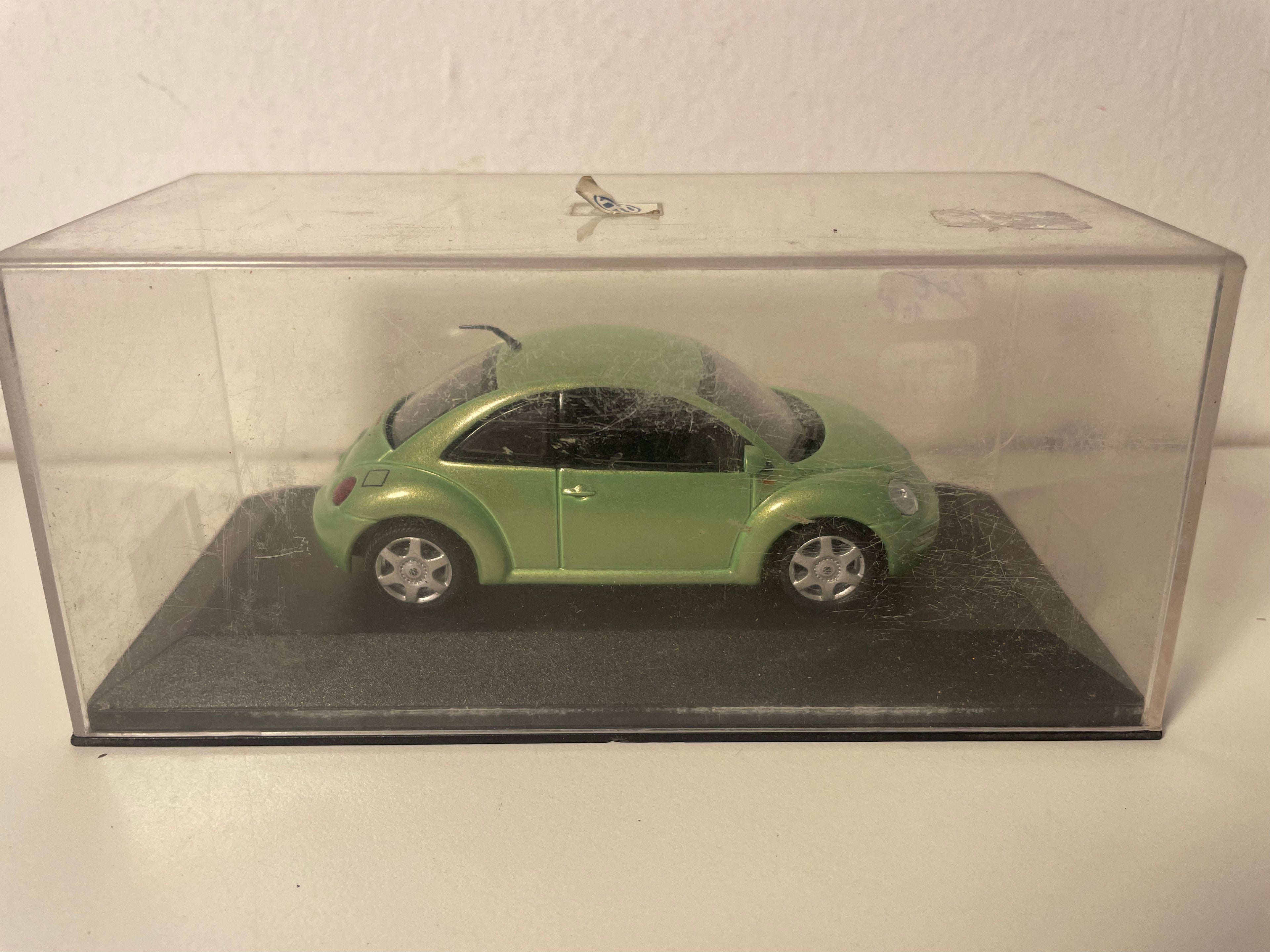 Volkswagen New Beetle verde (FALTA EL ESPEJO LATERAL DEL CONDUCTOR)