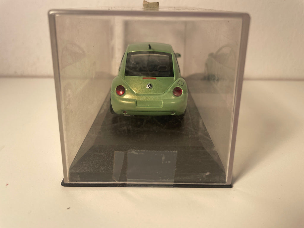 Volkswagen New Beetle verde (FALTA EL ESPEJO LATERAL DEL CONDUCTOR)