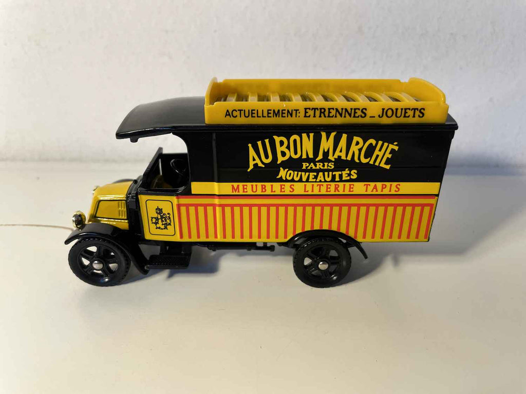 Ciężarówka Renault KZ w kolorze pomarańczowo-żółtym i czarnym z 1926 roku "AU BON MARCHE - PARIS" - CORGI Classics referencja 08702