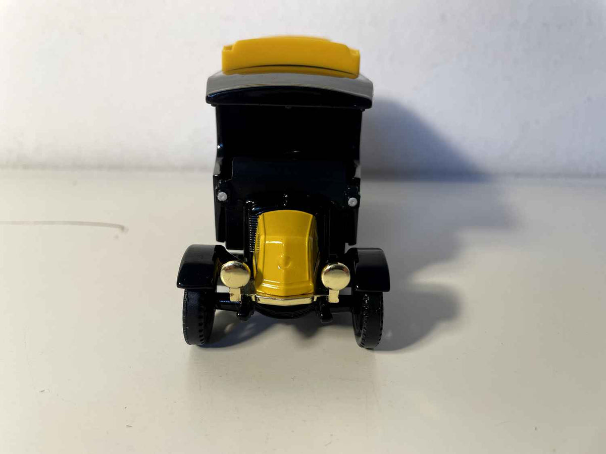 Ciężarówka Renault KZ w kolorze pomarańczowo-żółtym i czarnym z 1926 roku "AU BON MARCHE - PARIS" - CORGI Classics referencja 08702