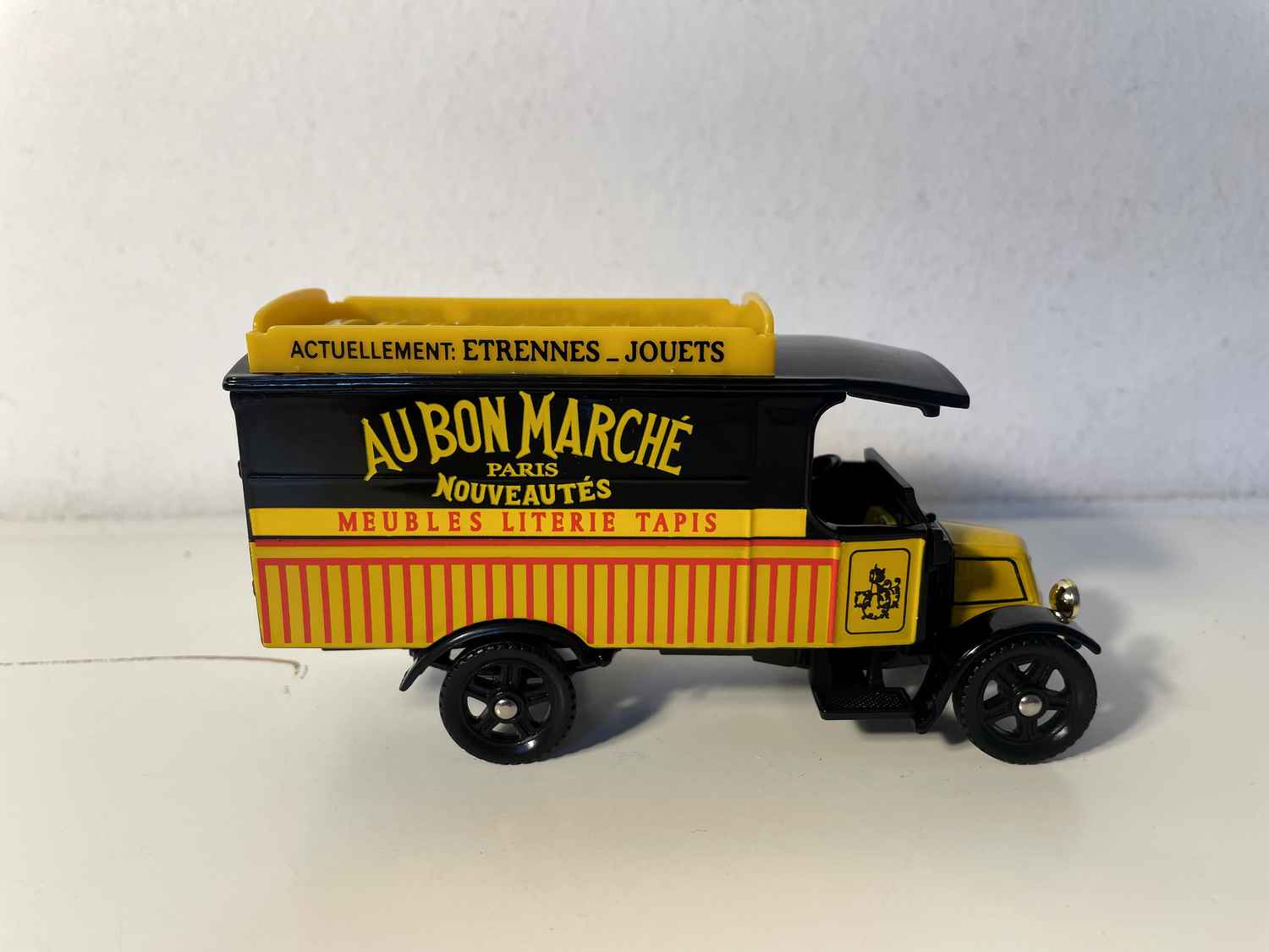 Ciężarówka Renault KZ w kolorze pomarańczowo-żółtym i czarnym z 1926 roku "AU BON MARCHE - PARIS" - CORGI Classics referencja 08702