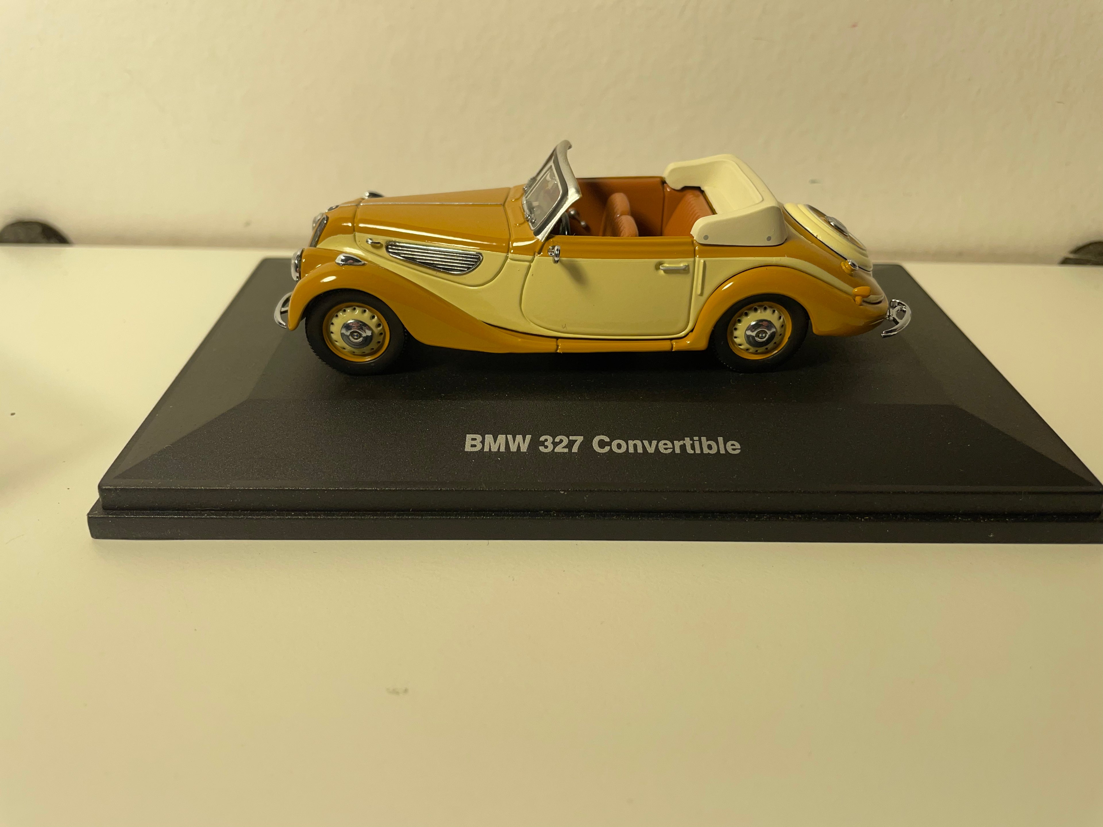 BMW 327 Cabriolet Castanho - Universal Hobbies