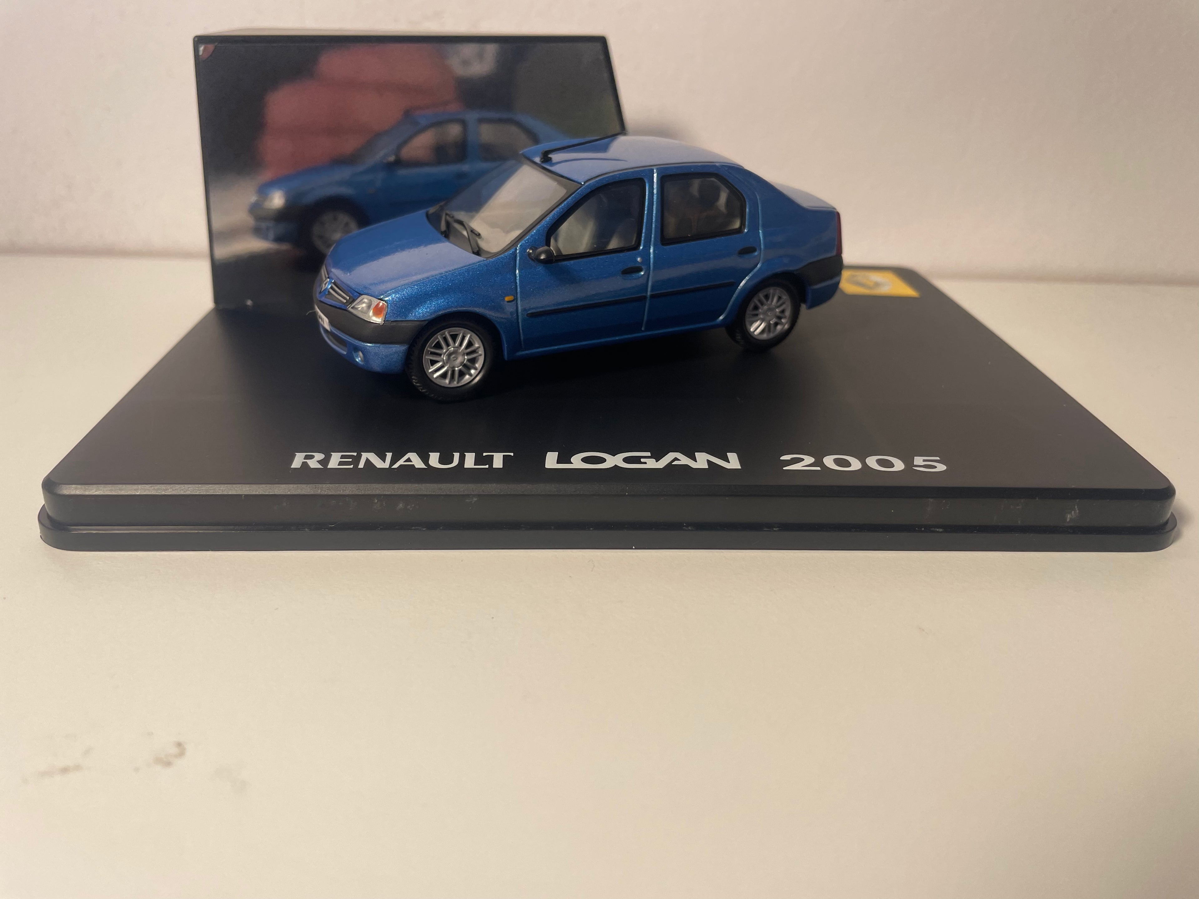 Renault Logan blo vun 2005 - ELIGOR - rechteckegt Kësch (ET MANGLED D'RETRO AN DER DRIVER'S SIDE)