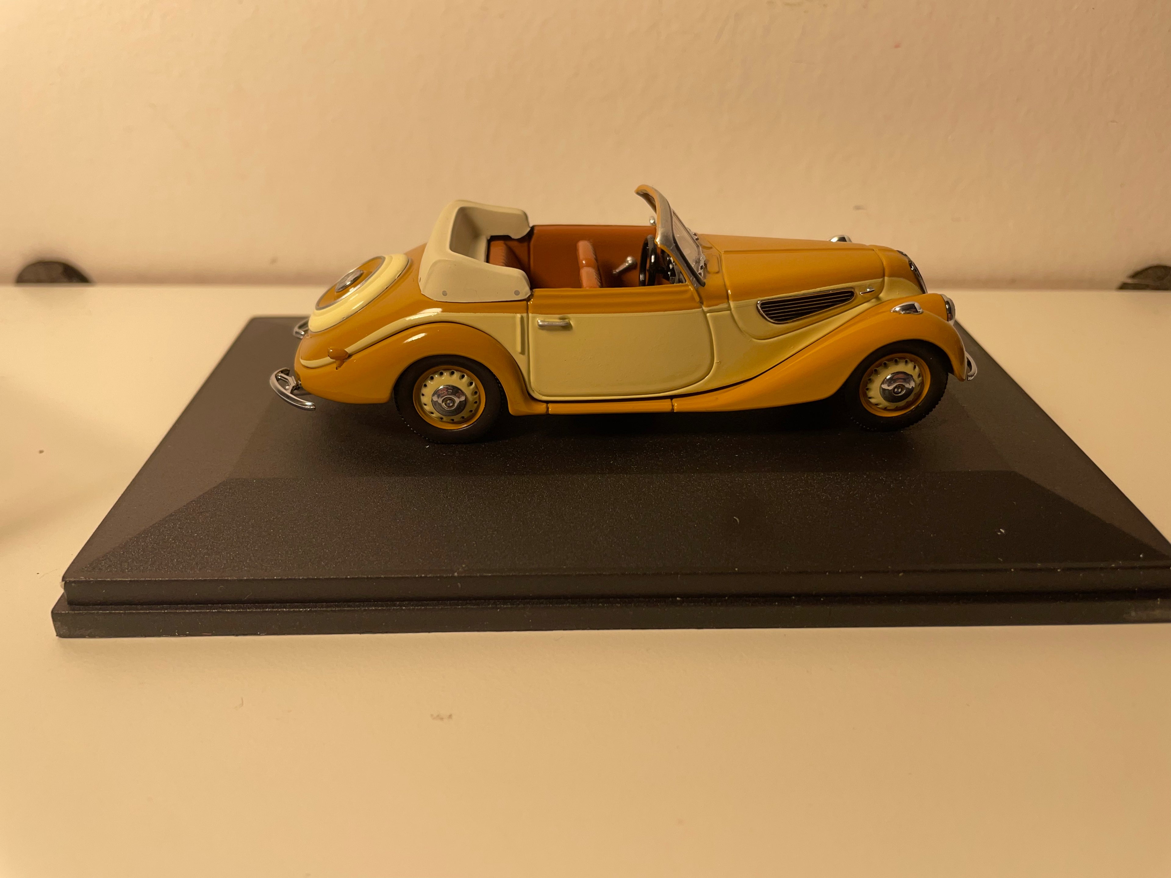 BMW 327 Cabriolet Castanho - Universal Hobbies