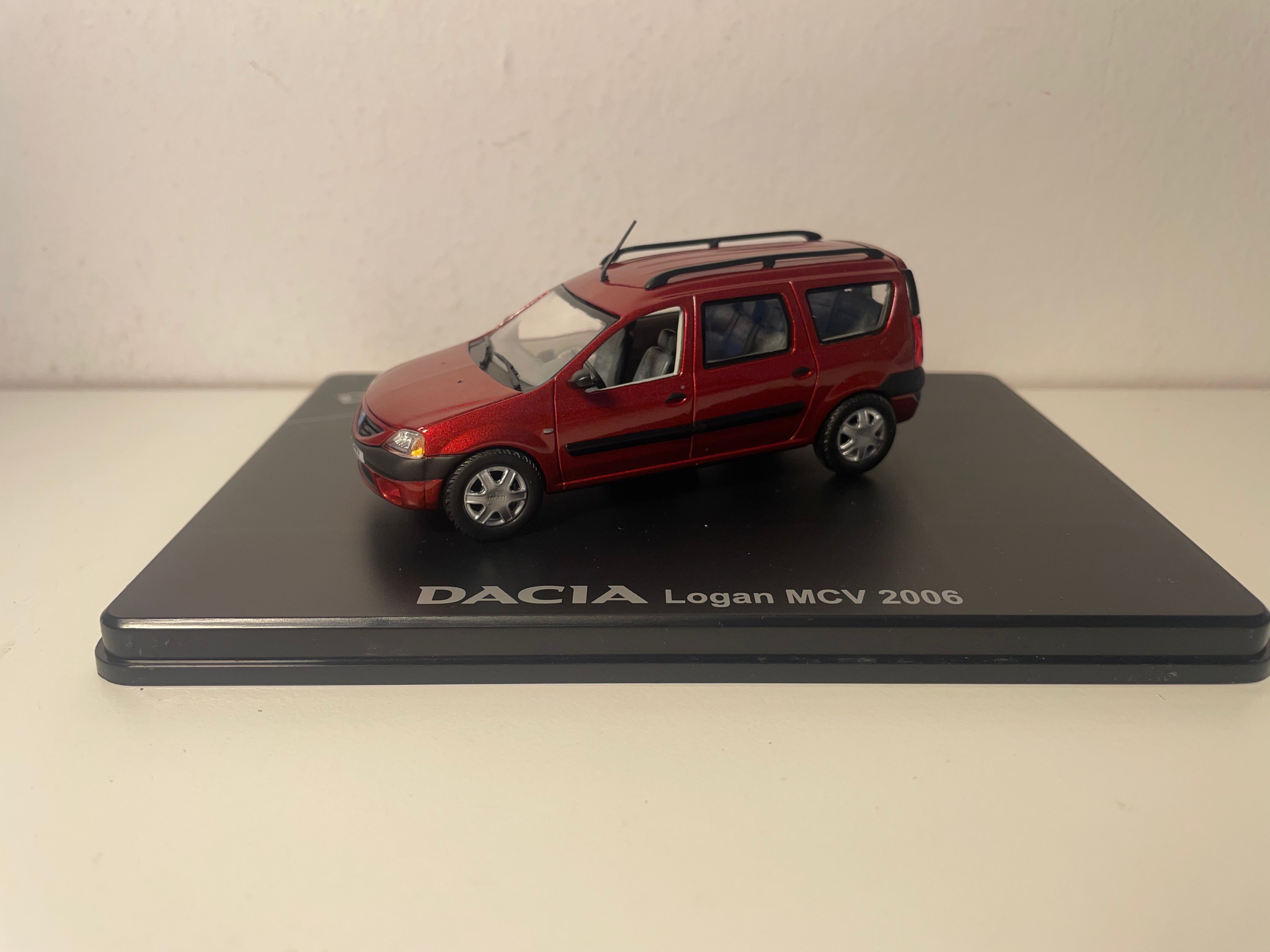 Renault Dacia Logan MCV ciemnoczerwony z 2006 roku - ELIGOR (pudełko prostokątne)