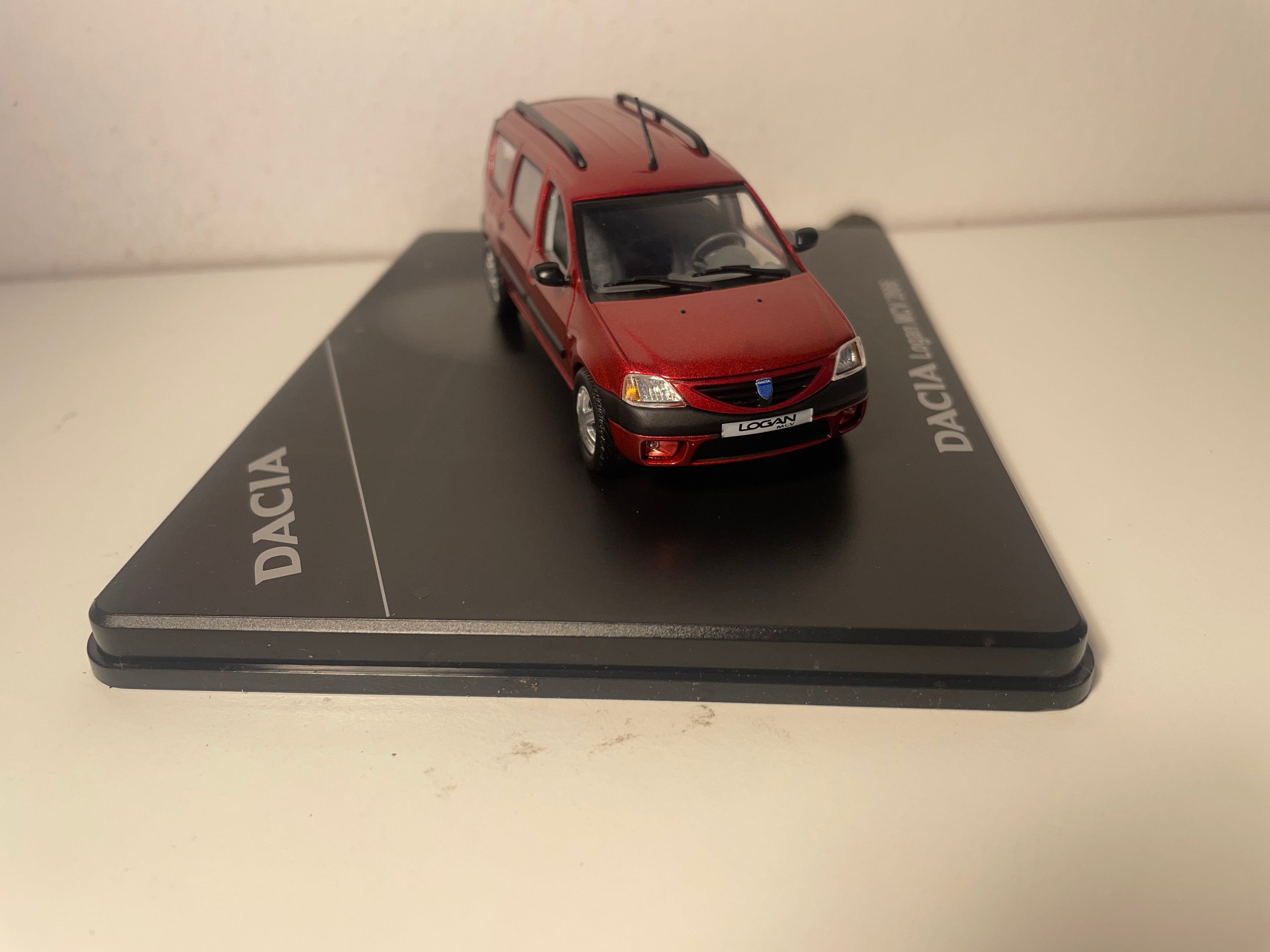 Renault Dacia Logan MCV ciemnoczerwony z 2006 roku - ELIGOR (pudełko prostokątne)