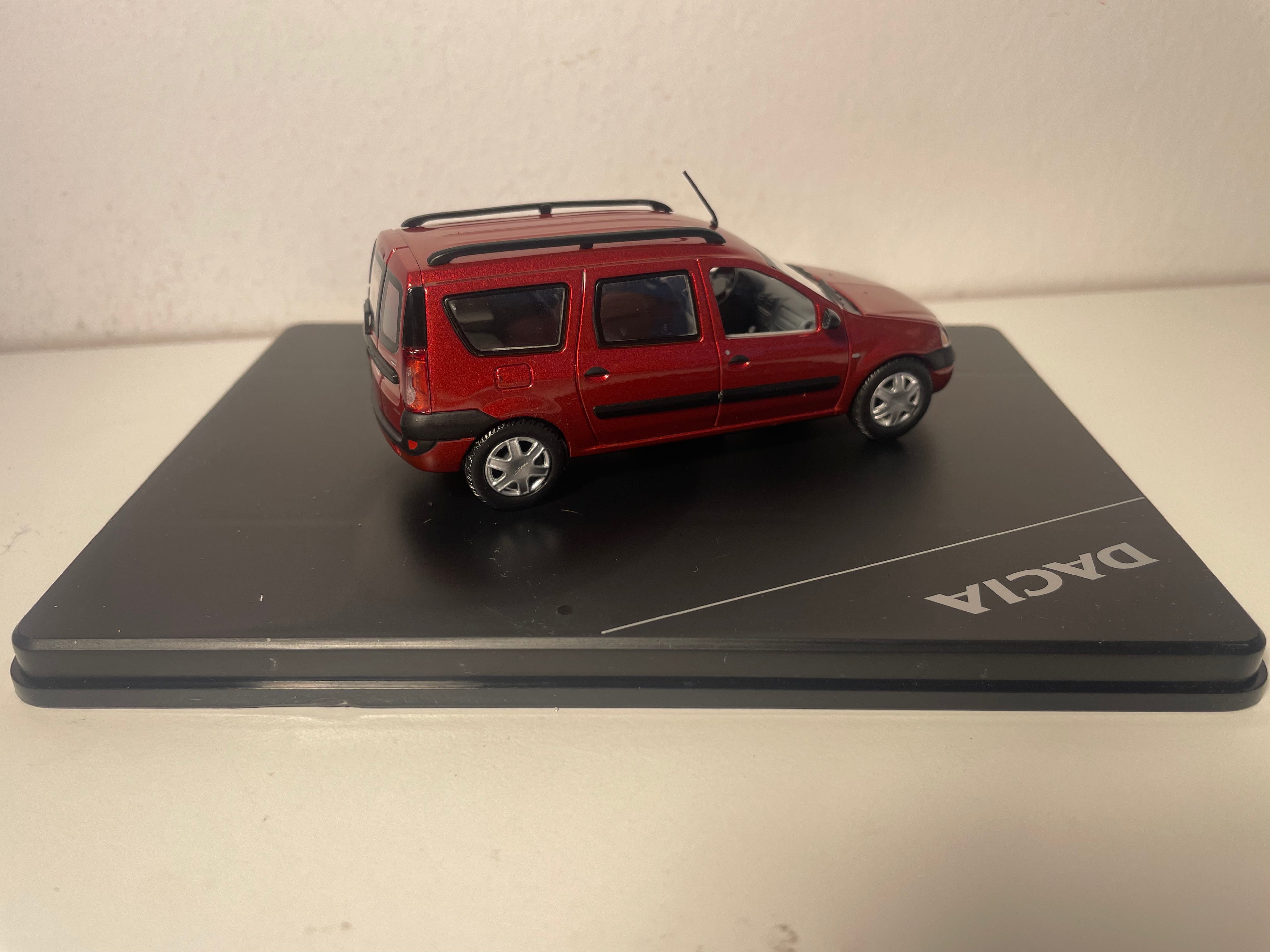 Renault Dacia Logan MCV ciemnoczerwony z 2006 roku - ELIGOR (pudełko prostokątne)