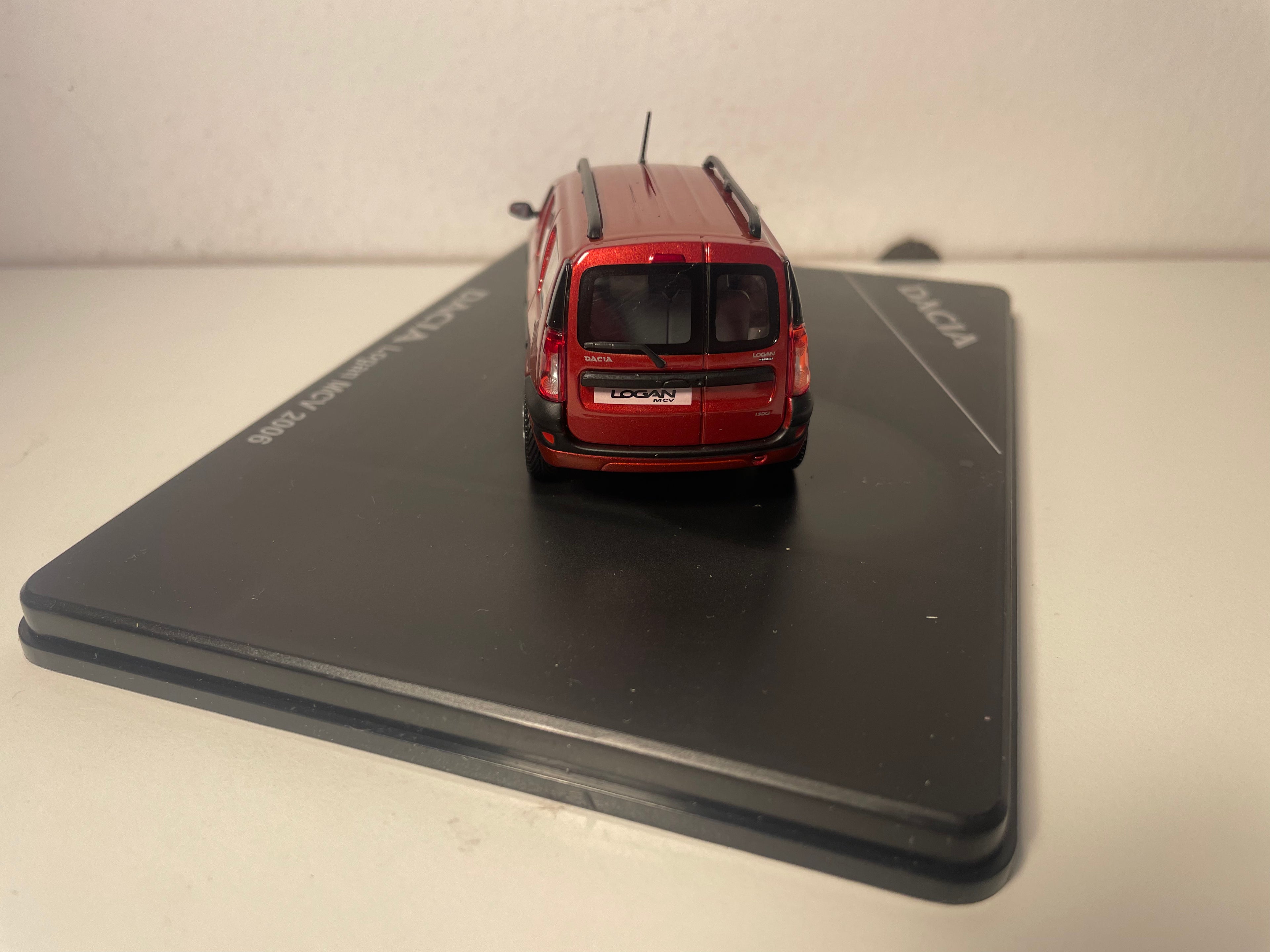Renault Dacia Logan MCV ciemnoczerwony z 2006 roku - ELIGOR (pudełko prostokątne)