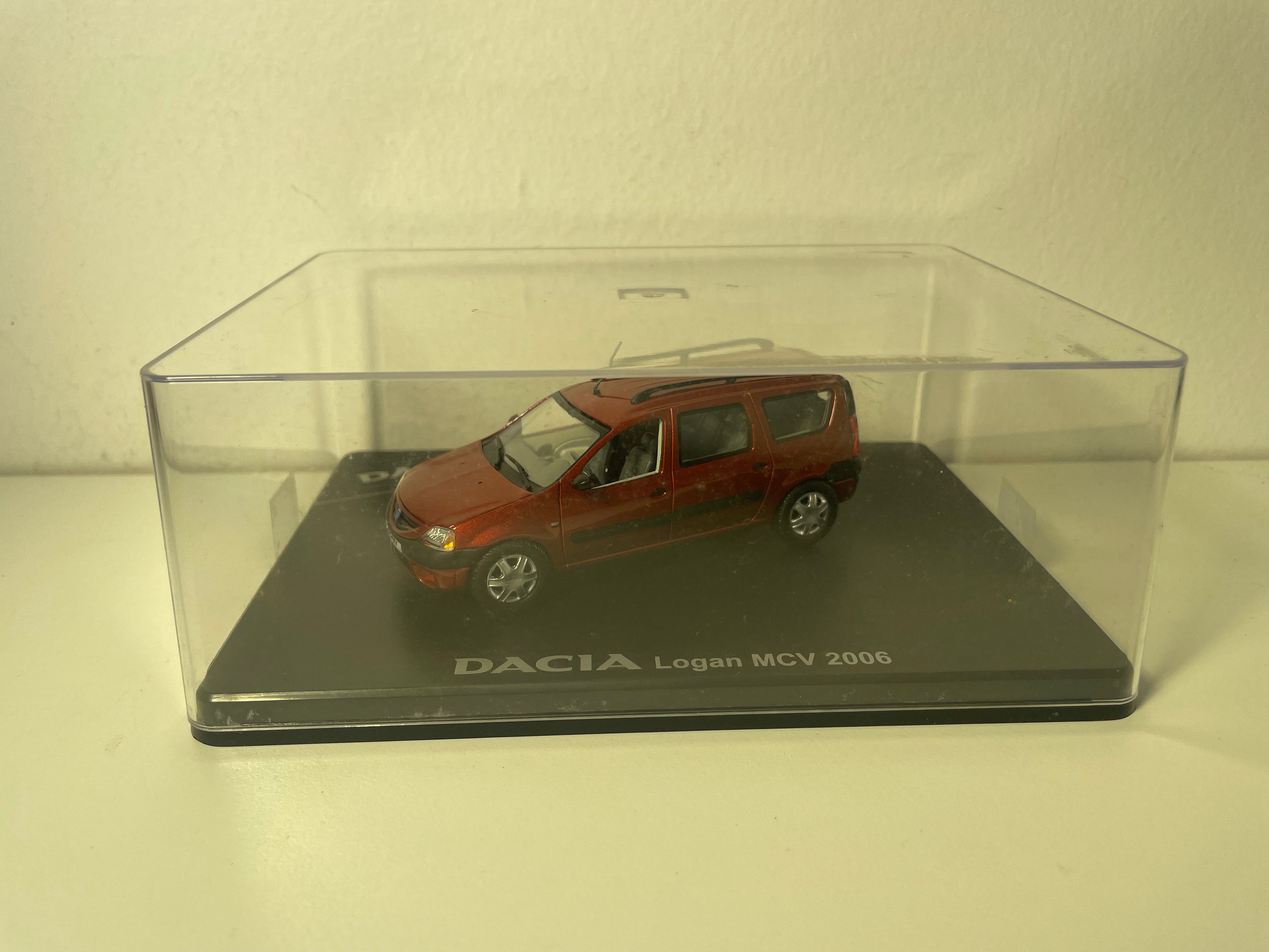 Renault Dacia Logan MCV ciemnoczerwony z 2006 roku - ELIGOR (pudełko prostokątne)