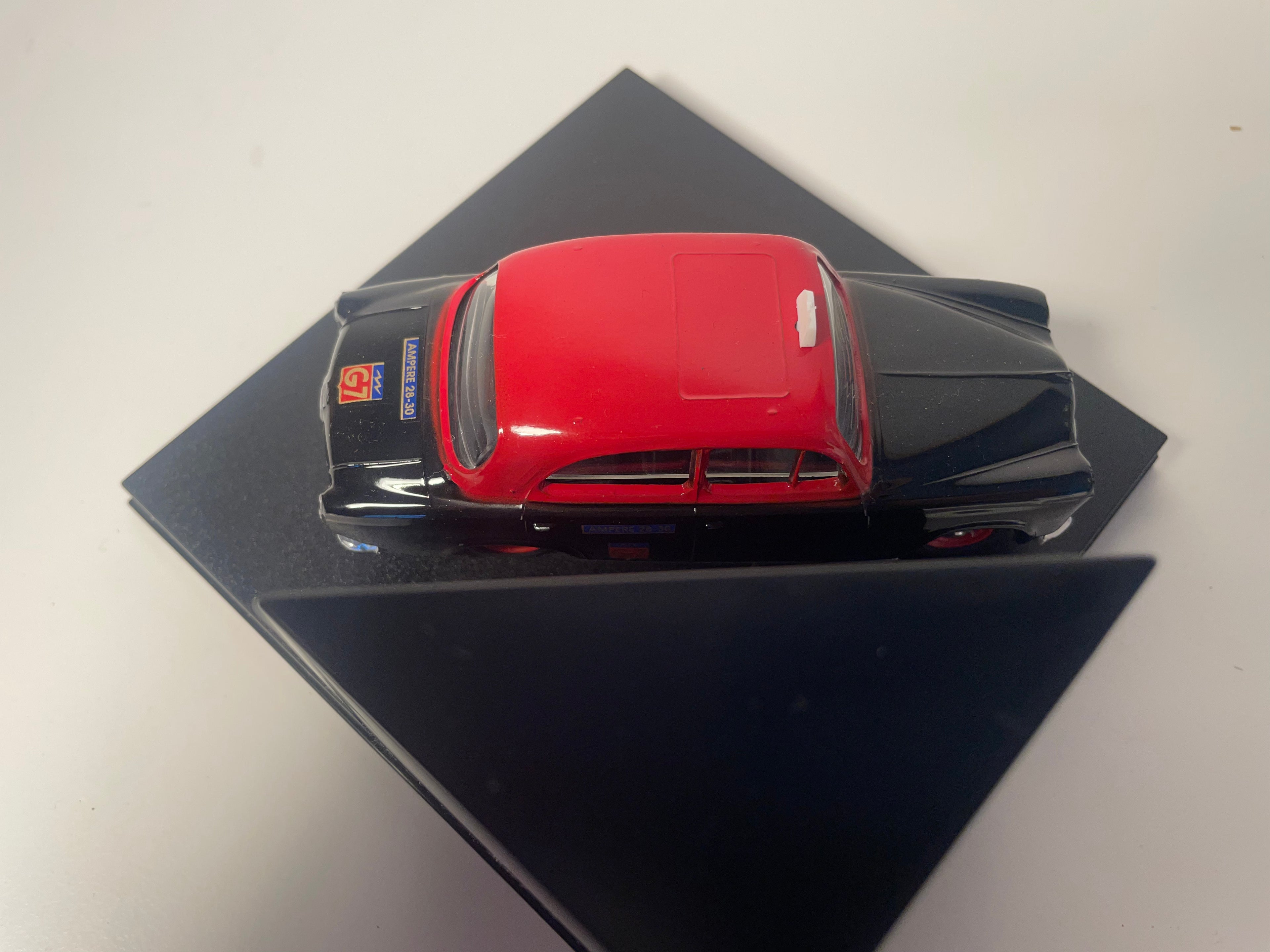 Peugeot 403 nera con tetto rosso scuro del 1955 TAXI G7 - ELIGOR (scatola quadrata)