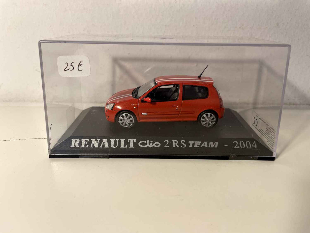 Renault Clio 2 RS Red Team und weiße Liserets auf dem Dach 2004