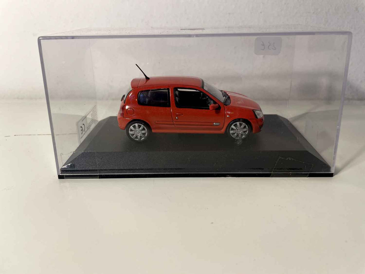 Renault Clio 2 RS Red Team und weiße Liserets auf dem Dach 2004