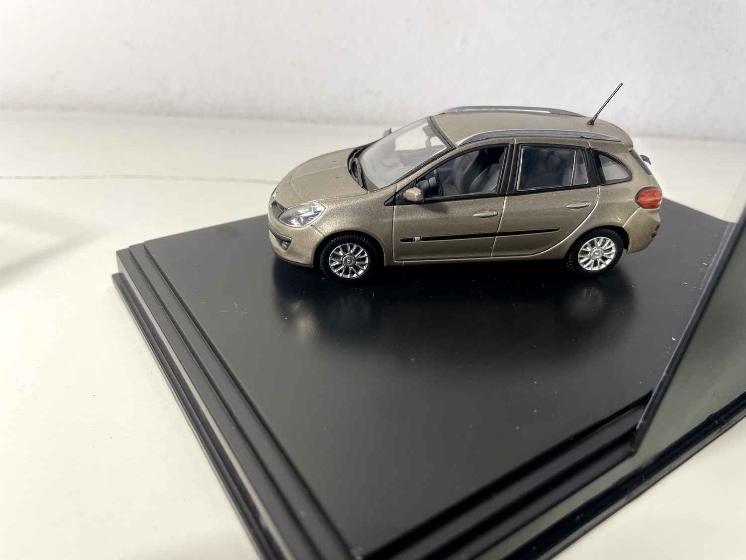 Renault Clio marrone (cambio n. 6)