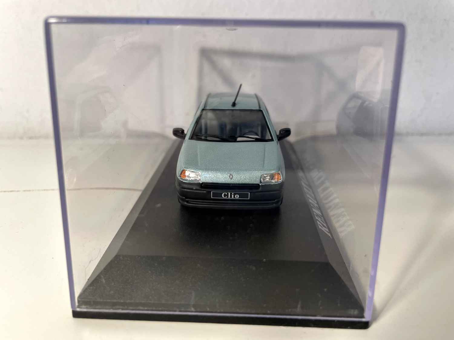 Renault Clio azul/verde de 1990
