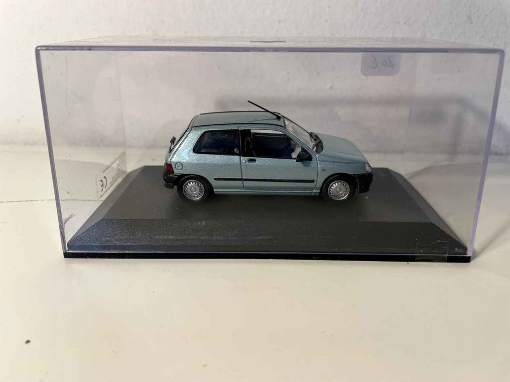 Renault Clio azul/verde de 1990