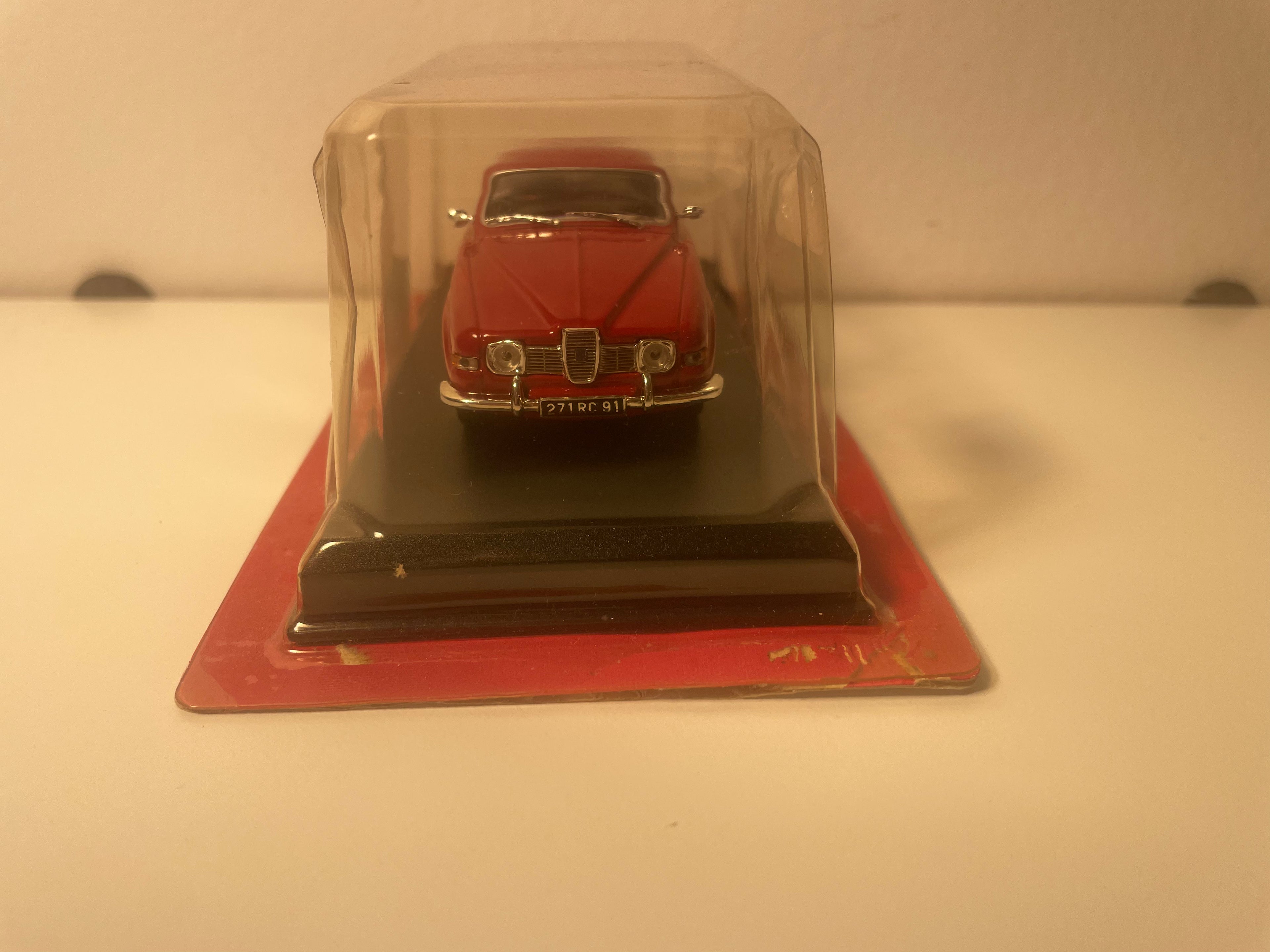 Saab 96 V4 Vermelho Escuro de 1973 - Auto Plus