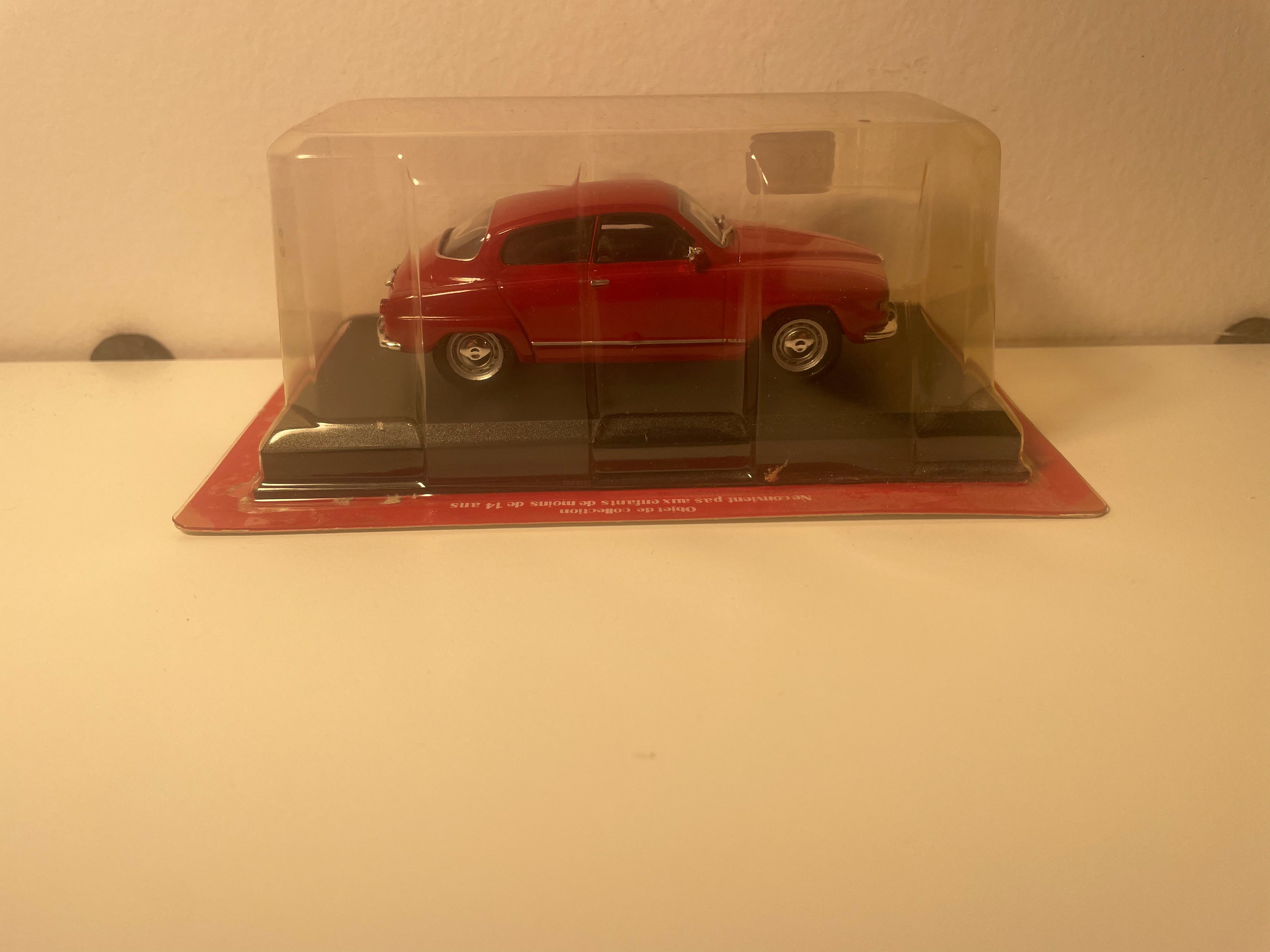 Saab 96 V4 Vermelho Escuro de 1973 - Auto Plus